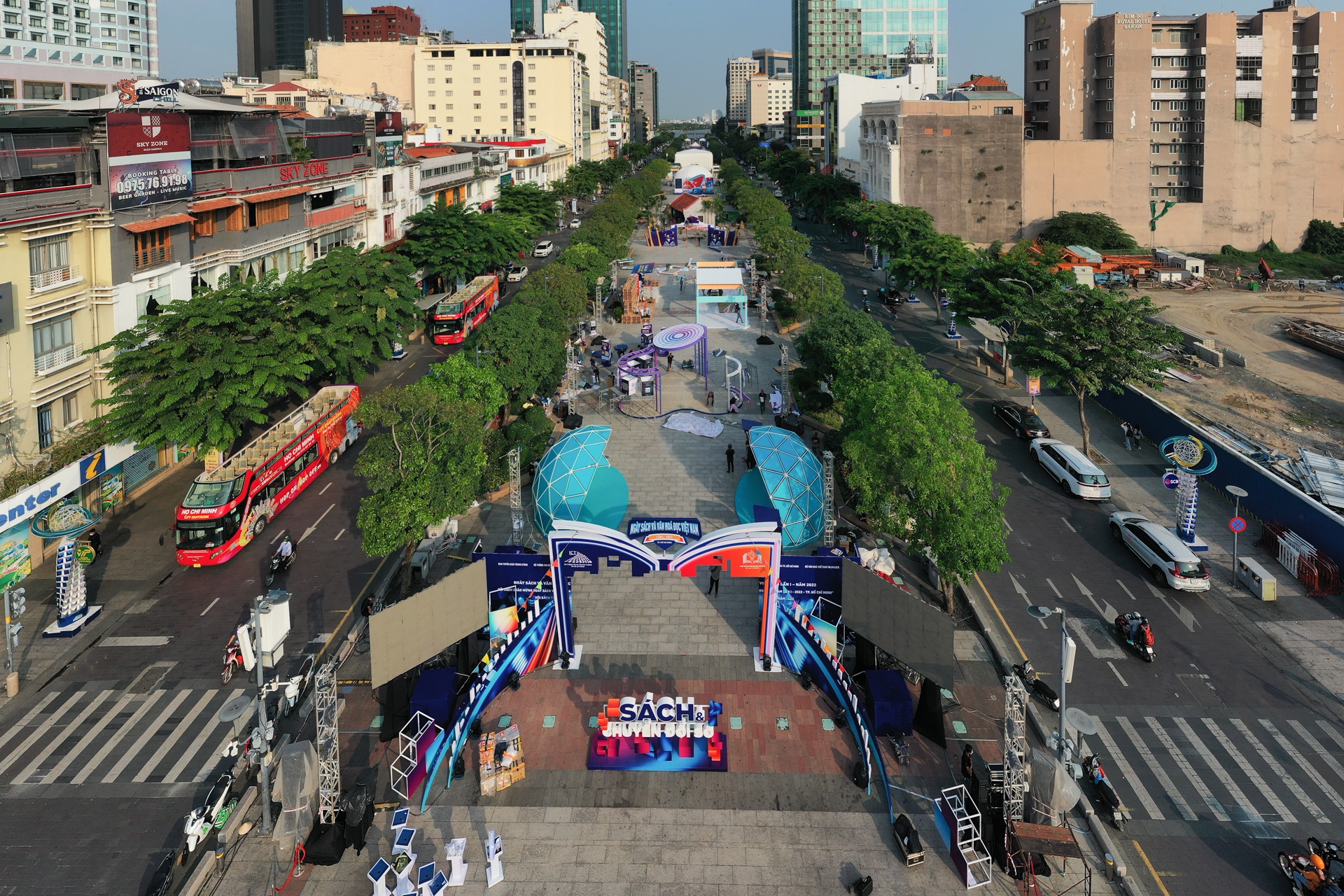 Khong gian Ngay sach va Van hoa doc Viet Nam tai pho di bo Nguyen Hue hinh anh