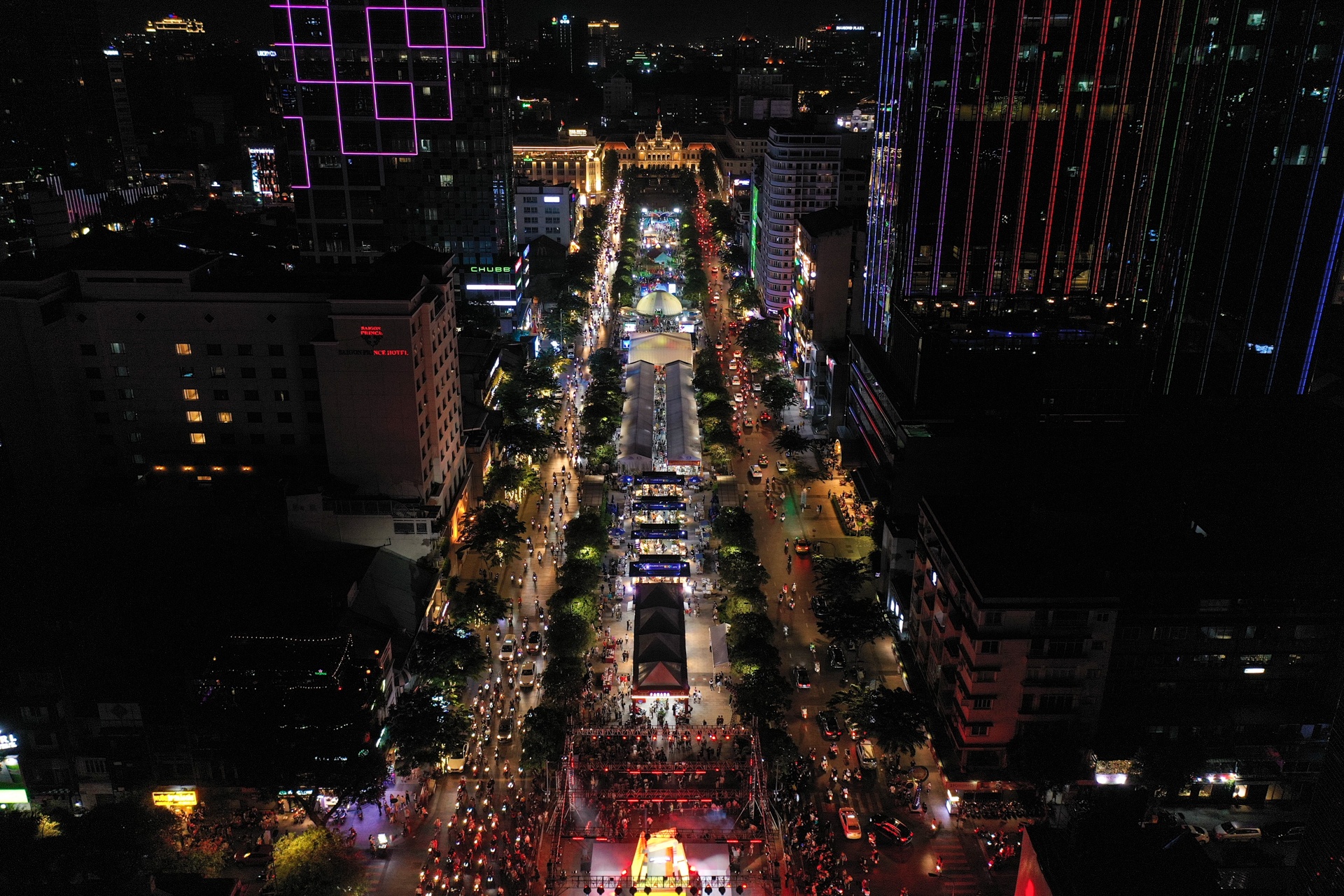 Trai nghiem sach so tai pho di bo anh 1