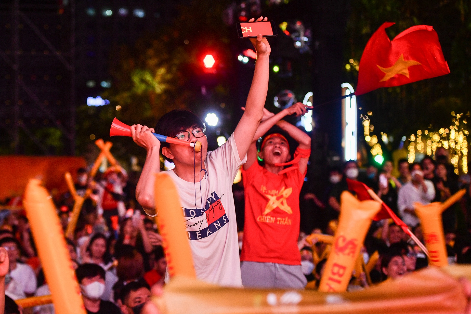 Khoanh khac co dong cuong nhiet cho U23 Viet Nam o pho Nguyen Hue hinh anh