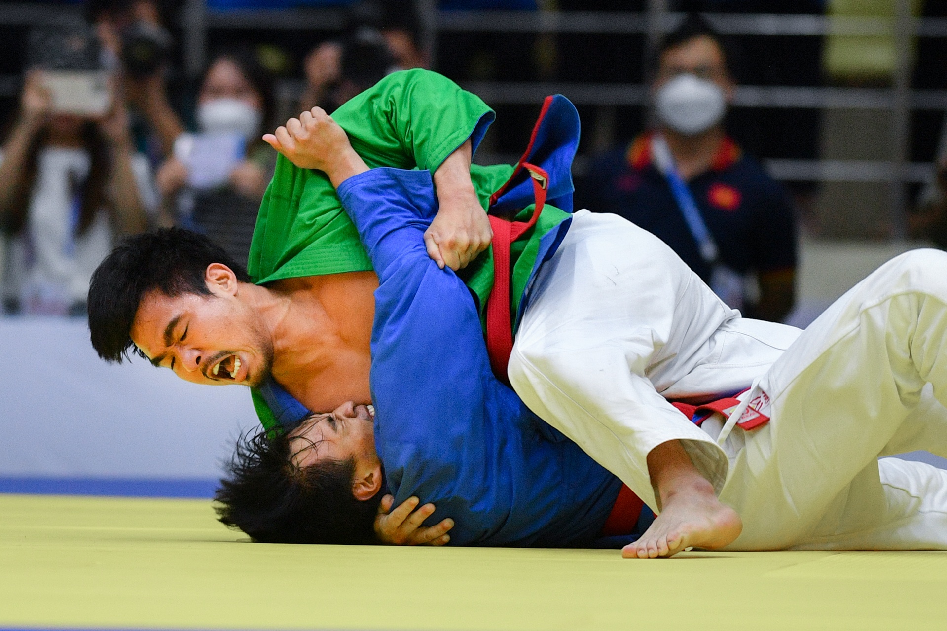 Ngay thi dau thang hoa cua kurash Viet Nam tai SEA Games 31 hinh anh