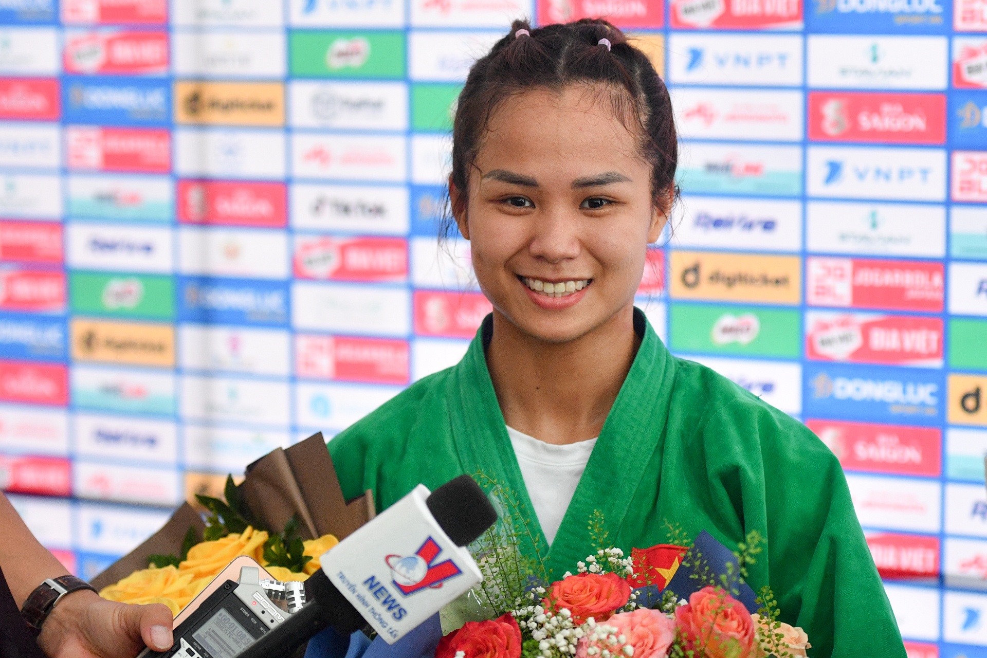 Cam xuc cua nu VDV gianh HCV dau tien cho doan Viet Nam anh 3