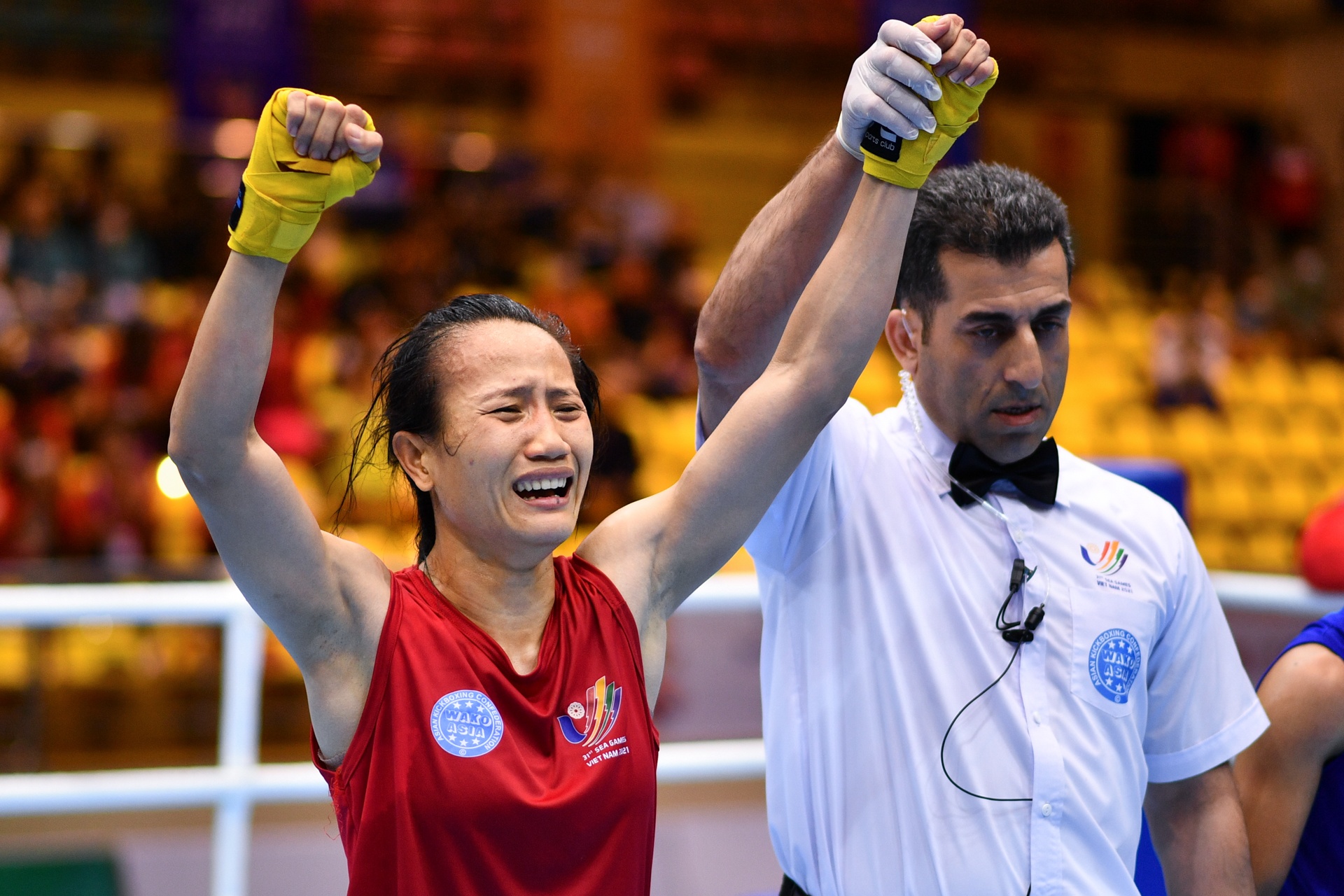Hang Nga khoc khi bao ve thanh cong HCV kickboxing tai SEA Games 31 hinh anh