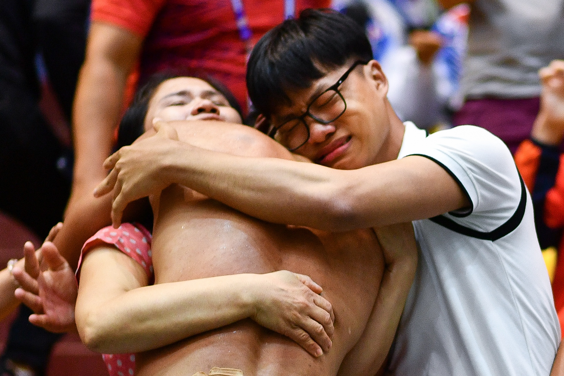 Nha vo dich SEA Games treo len khan dai chia vui voi gia dinh hinh anh