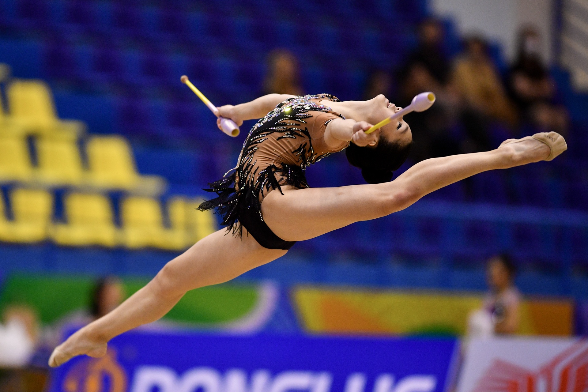 Man trinh dien the duc nghe thuat cua cac nu VDV hinh anh