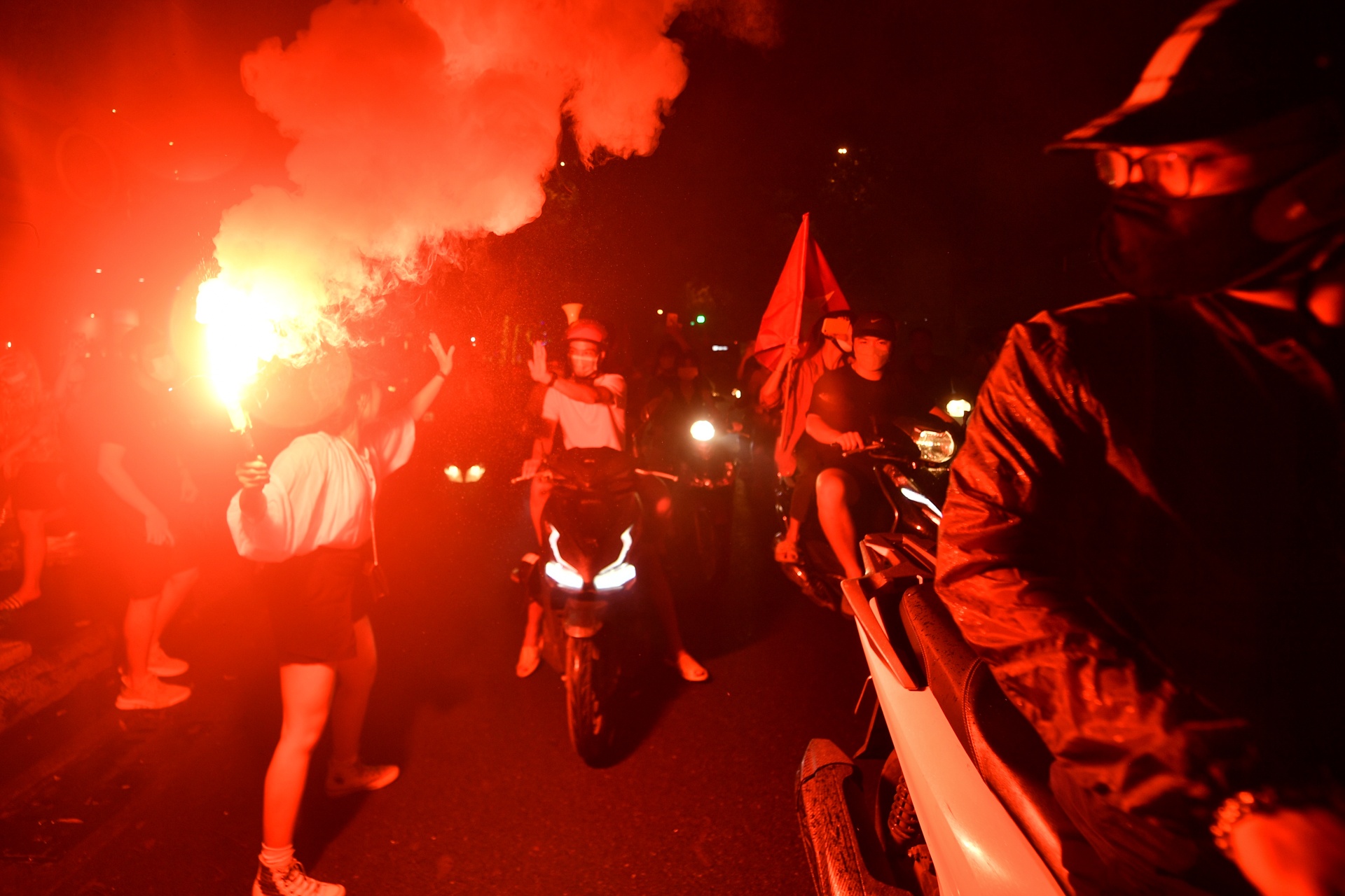 nguoi dan di bao an mung chien thang U23 anh 9