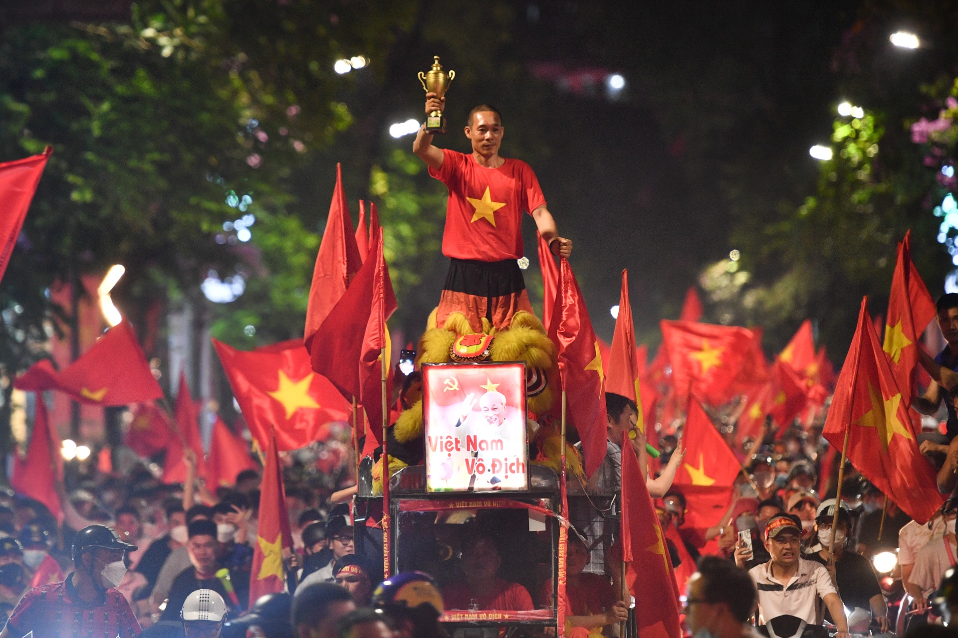 CDV ruoc cup giua duong Ha Noi mung chien thang cua U23 Viet Nam hinh anh