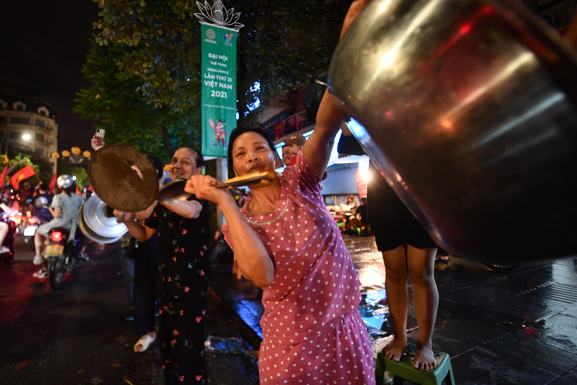 nguoi dan di bao an mung chien thang U23 anh 4