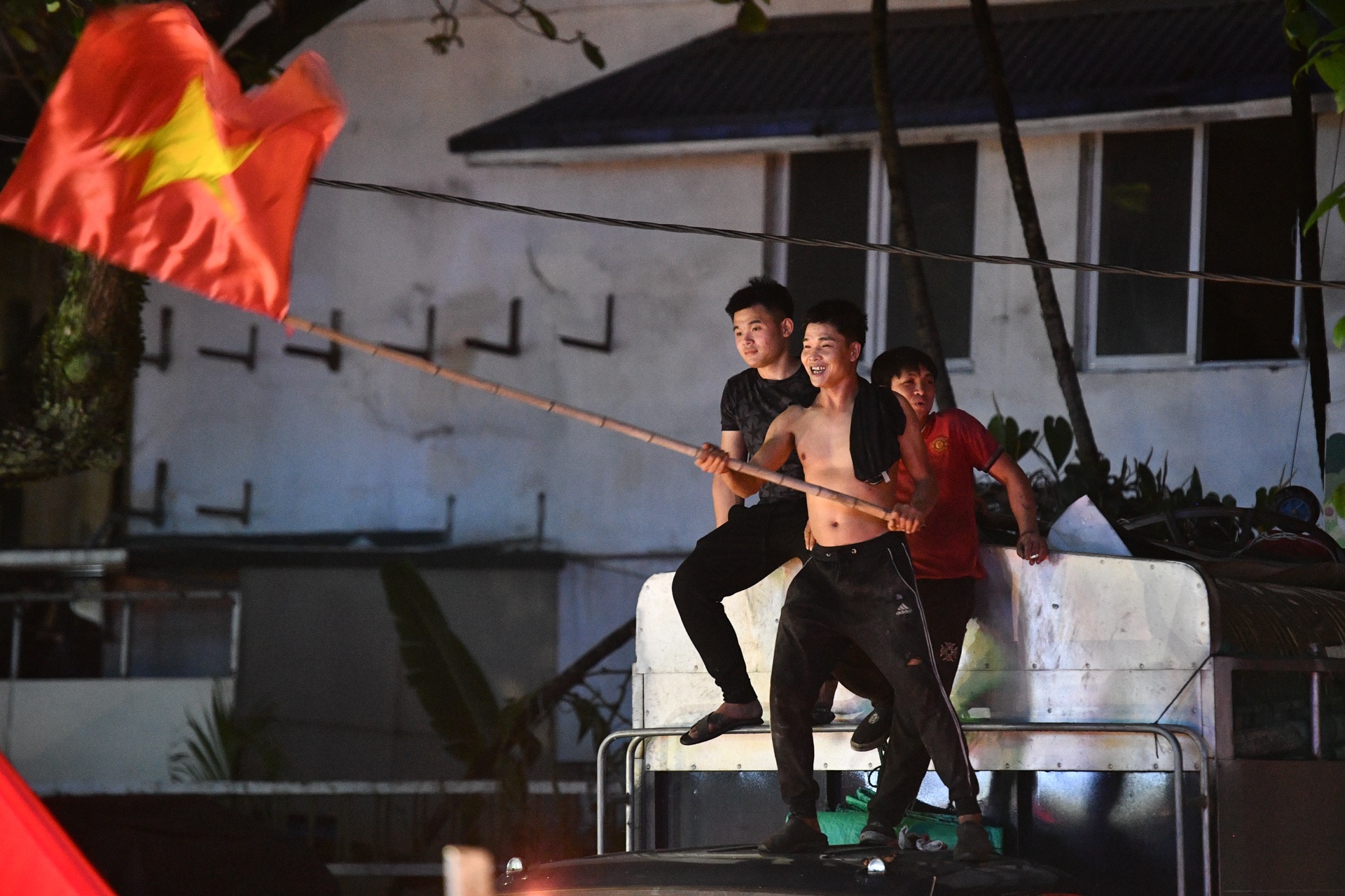 nguoi dan di bao an mung chien thang U23 anh 7