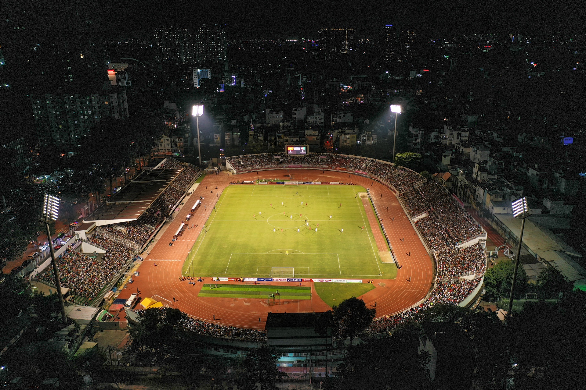 Hon 16.000 nguoi lap day san Thong Nhat xem tuyen Viet Nam hinh anh