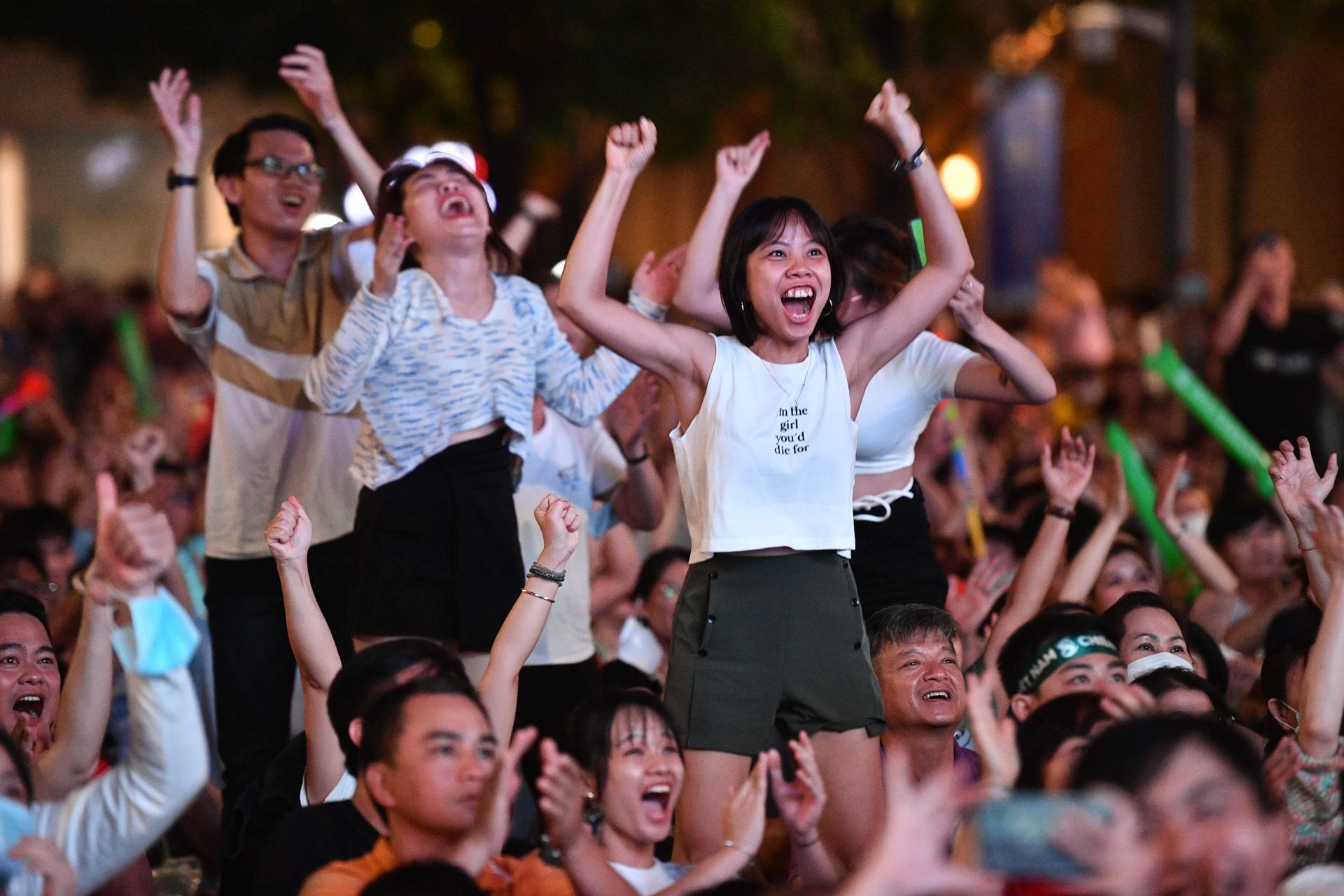 Nguoi ham mo om nhau reo ho sau chien thang cua U23 Viet Nam hinh anh