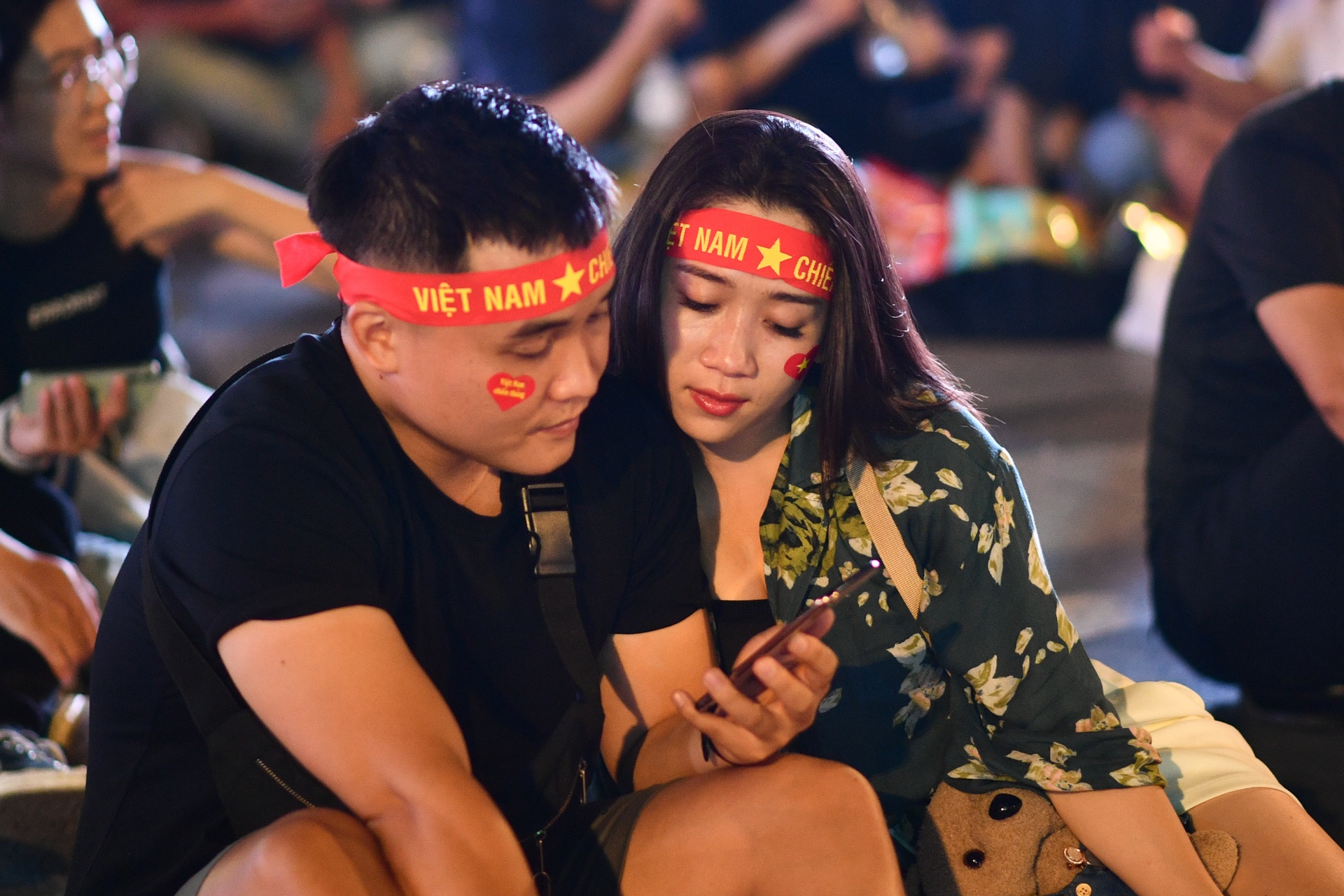 Man hinh LED khong chieu, CDV hut hang xem U23 Viet Nam qua dien thoai hinh anh