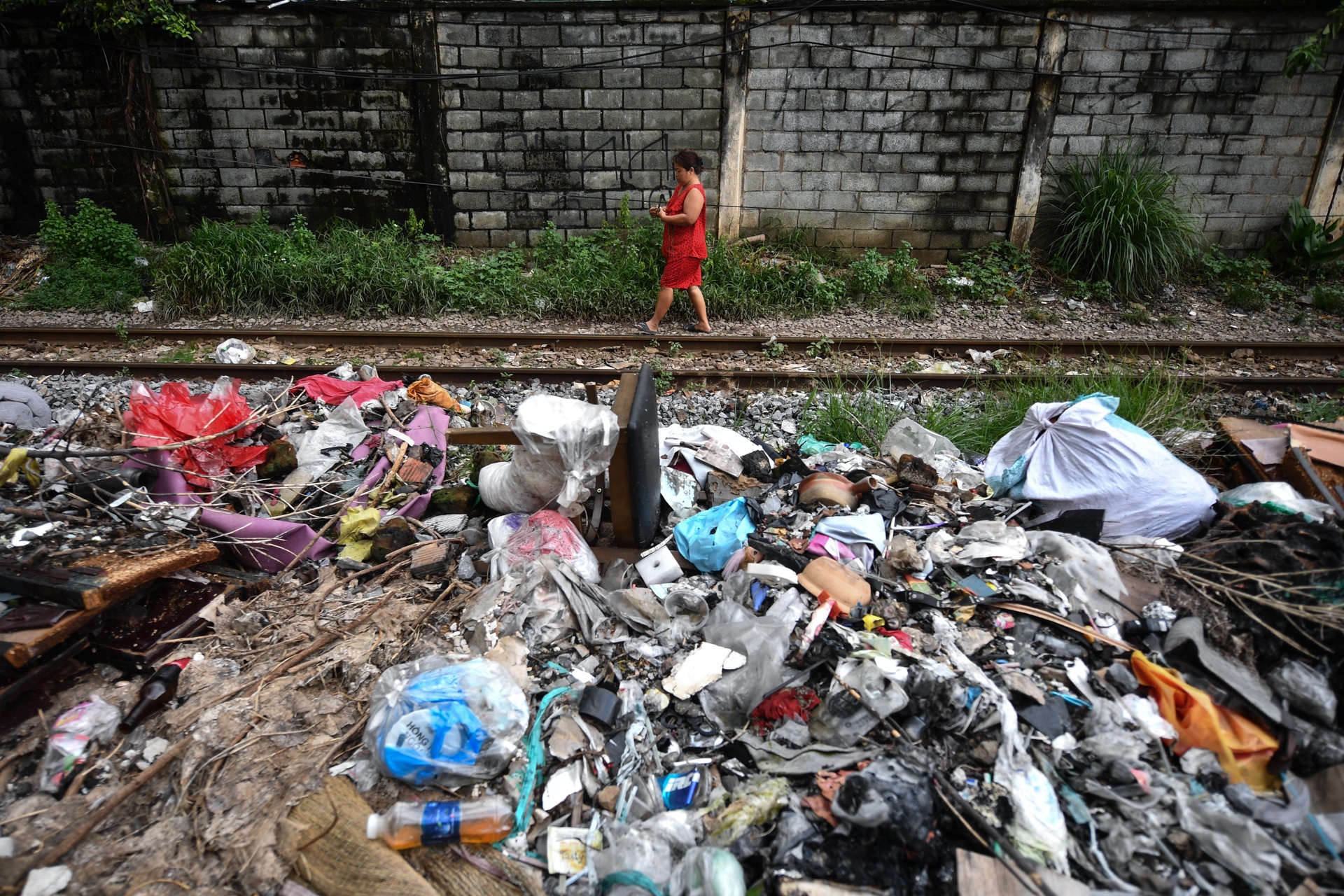 Tuyen duong sat doc dao lot thom giua bai rac khong lo o TP.HCM hinh anh