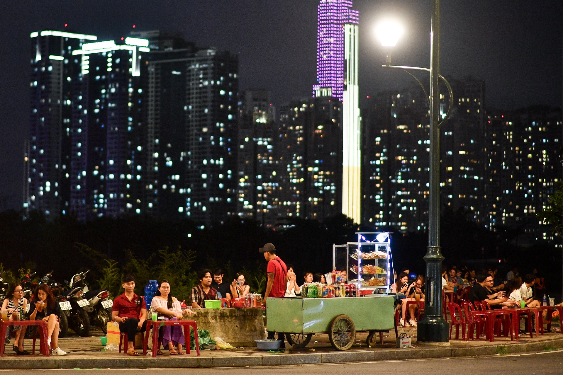 Hang quan lon xon duoi chan cau Thu Thiem 2 hinh anh