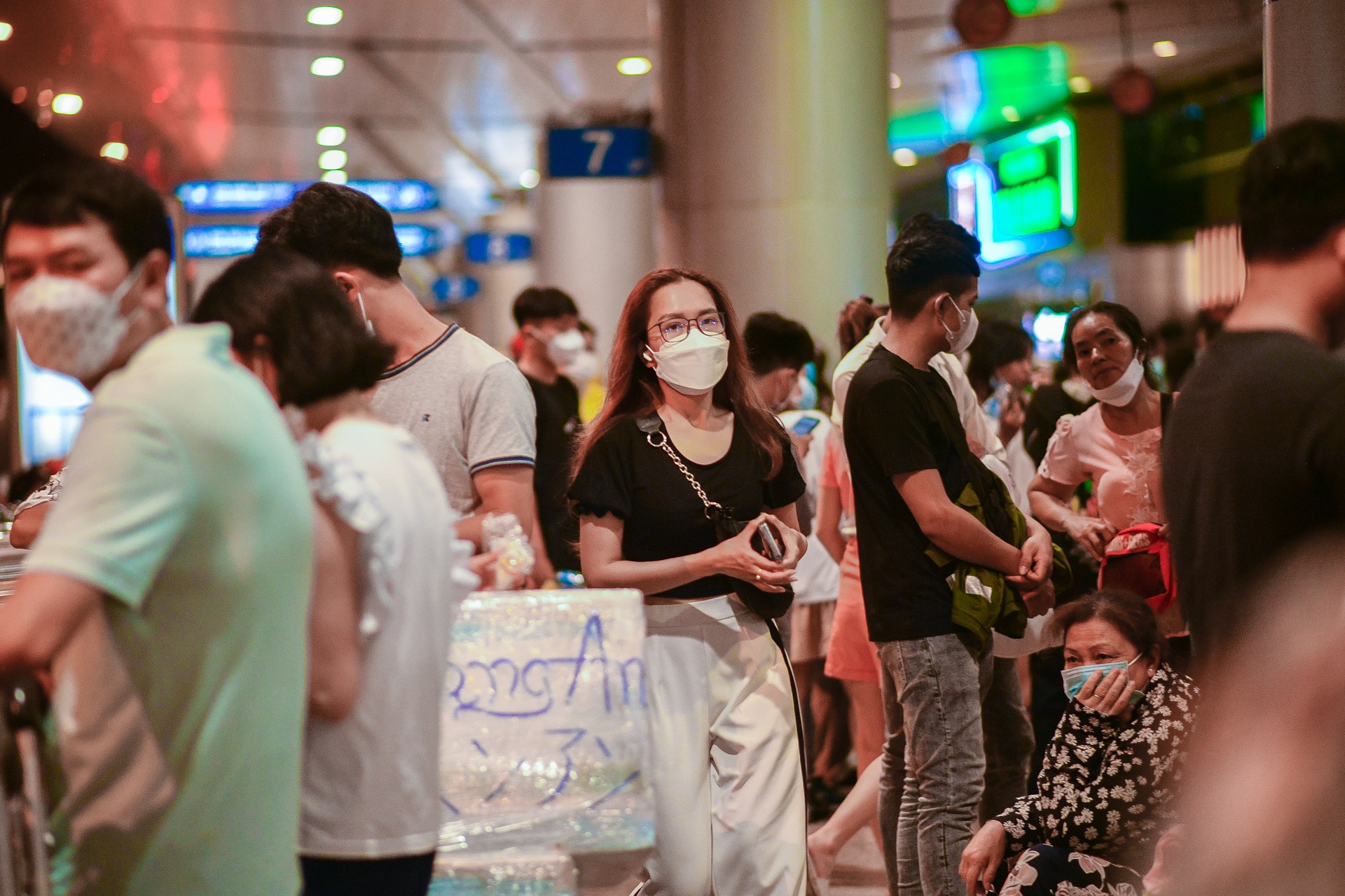 Ga quoc te san bay Tan Son Nhat nhon nhip hinh anh