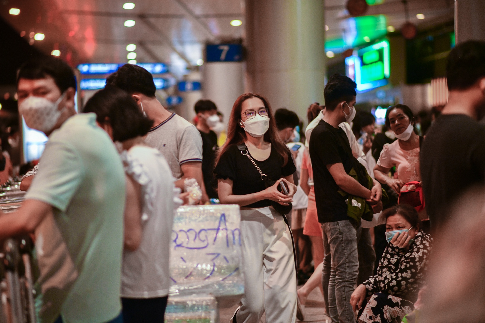 ga quoc te san bay Tan Son Nhat anh 11