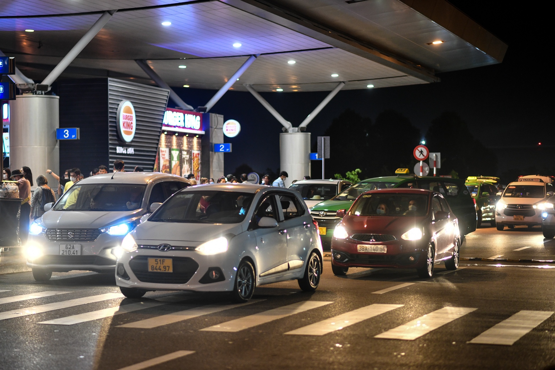 ga quoc te san bay Tan Son Nhat anh 10