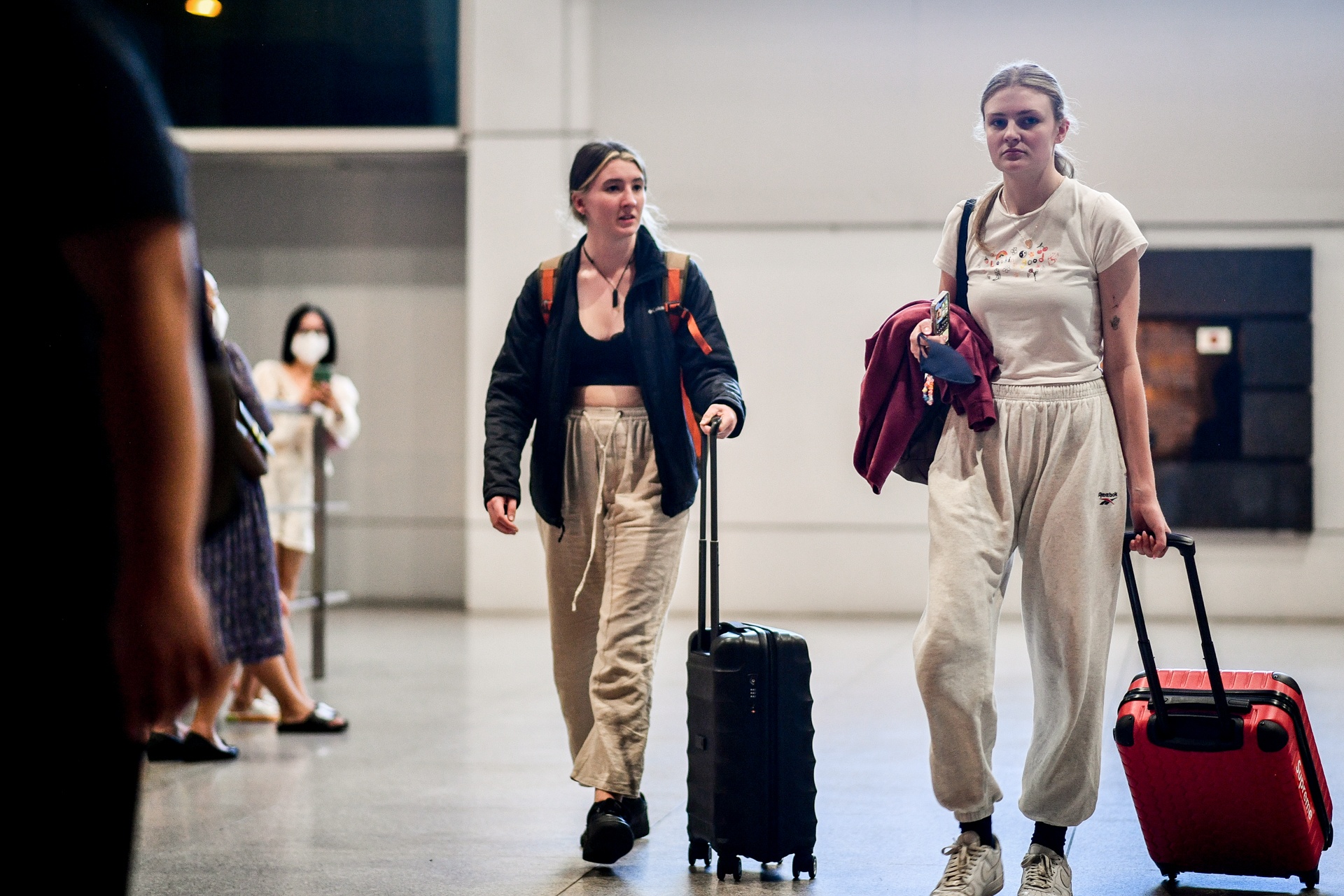 ga quoc te san bay Tan Son Nhat anh 7