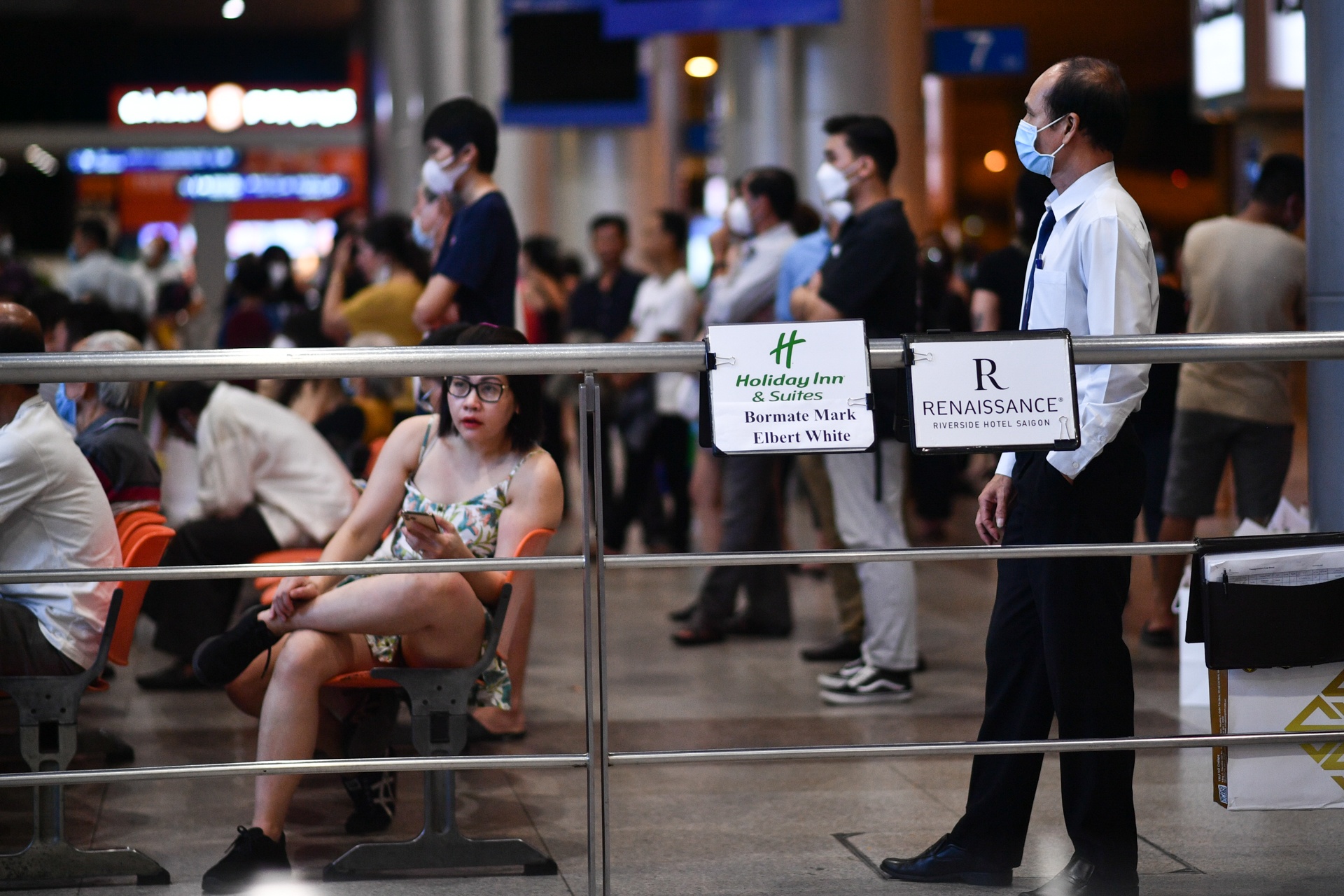 ga quoc te san bay Tan Son Nhat anh 6