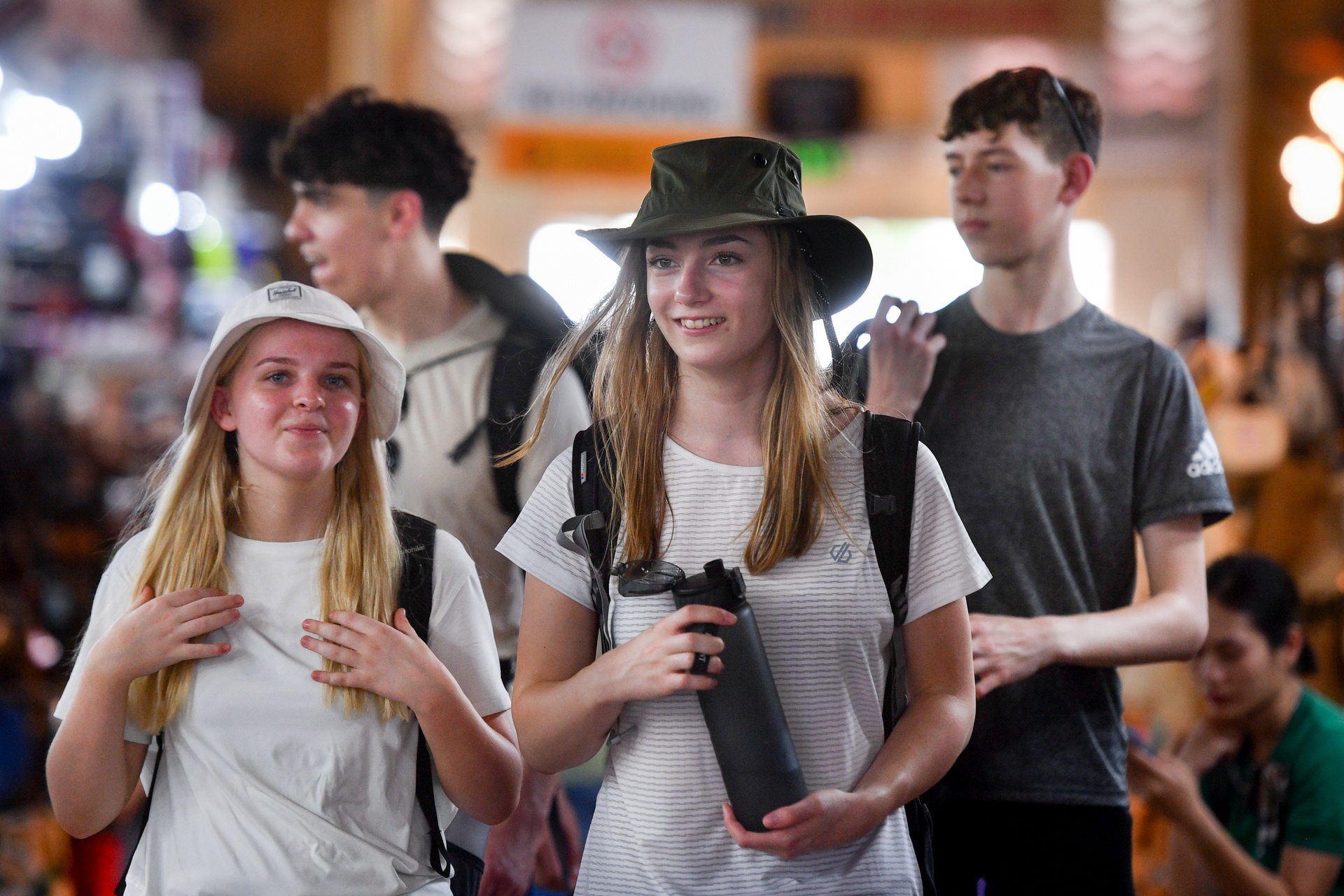 Cho Ben Thanh nhon nhip khach nuoc ngoai hinh anh