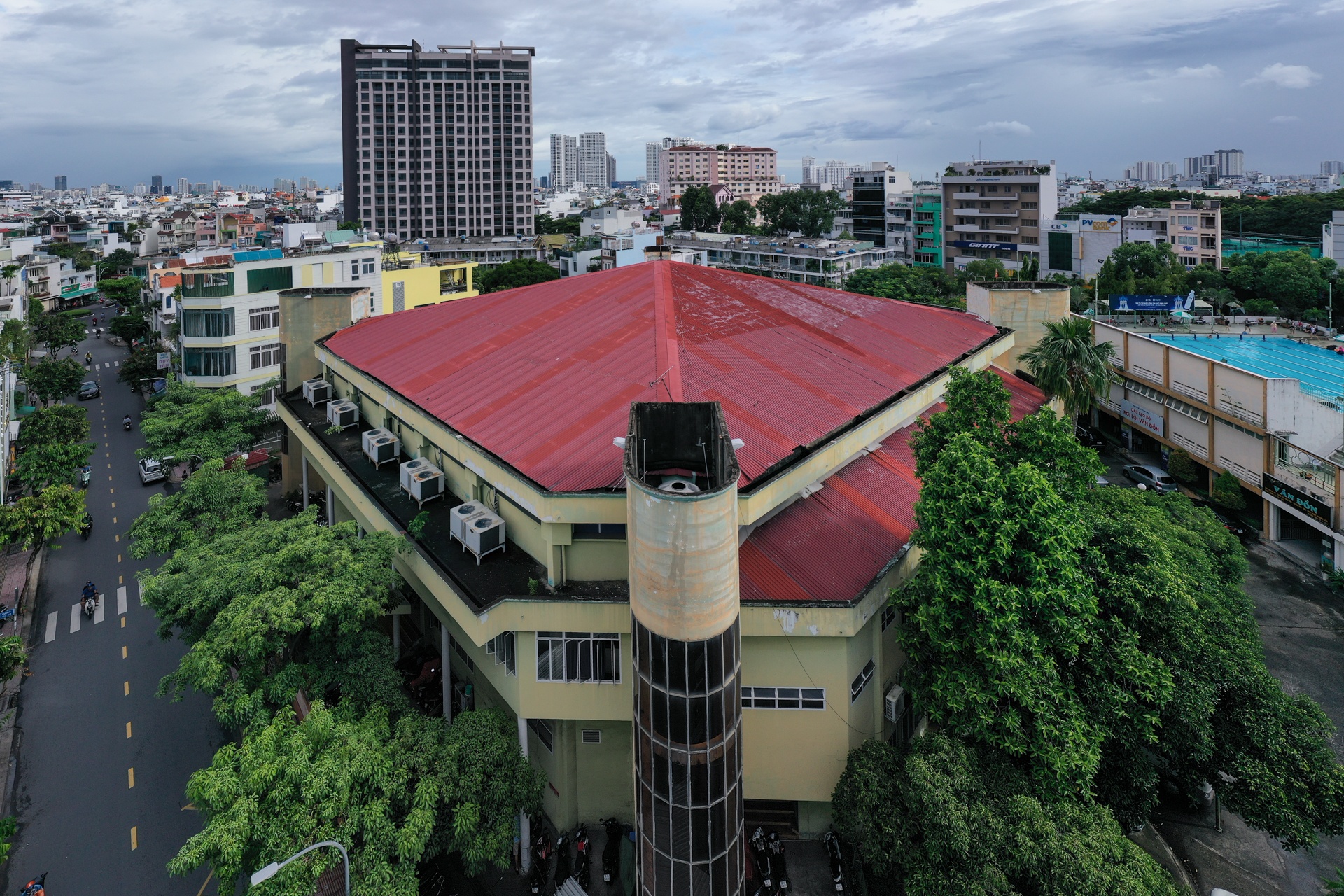 nha thi dau quan 4 xuong cap anh 9