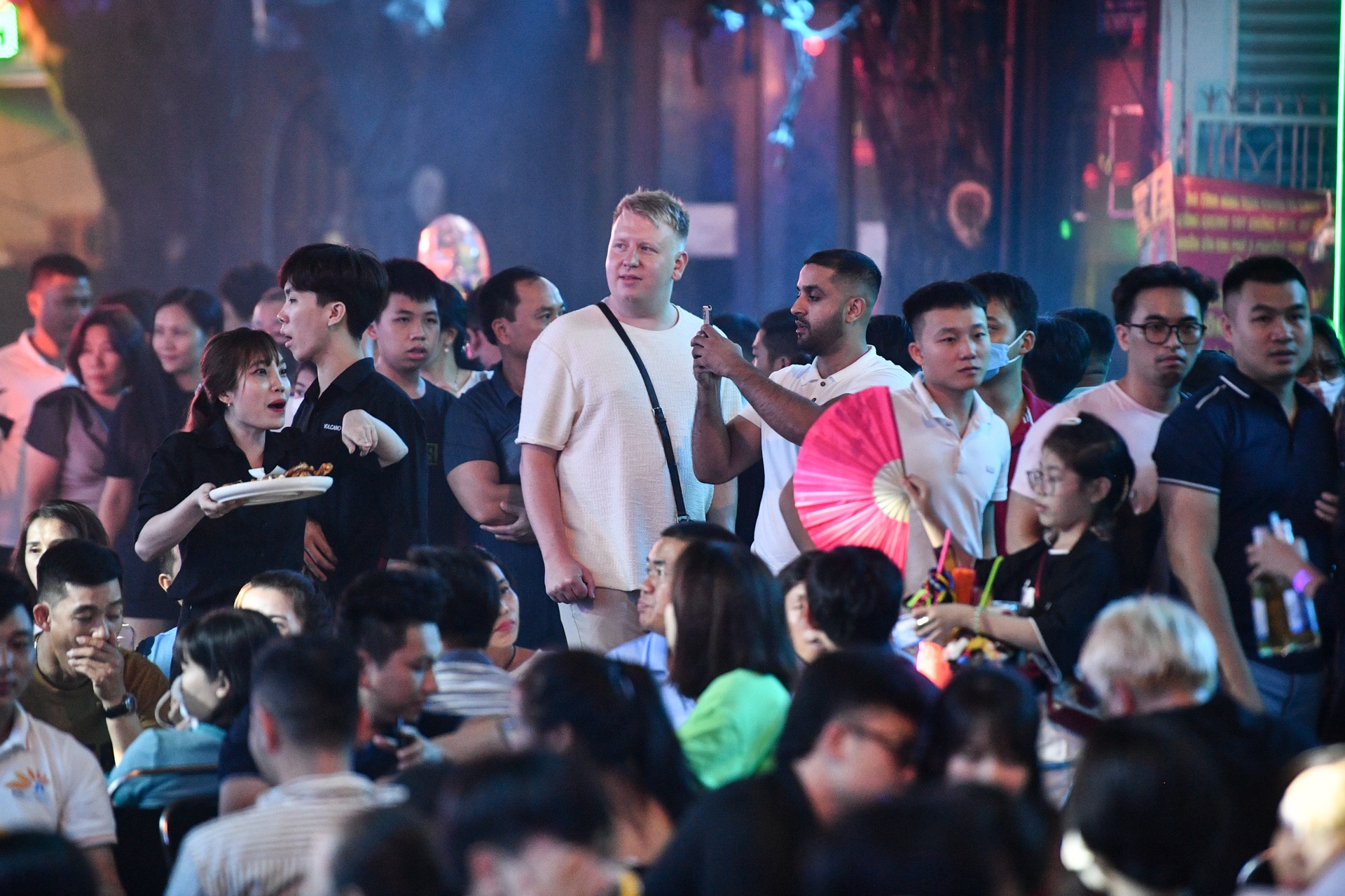 Pho Bui Vien dong nghit nguoi dem cuoi tuan hinh anh