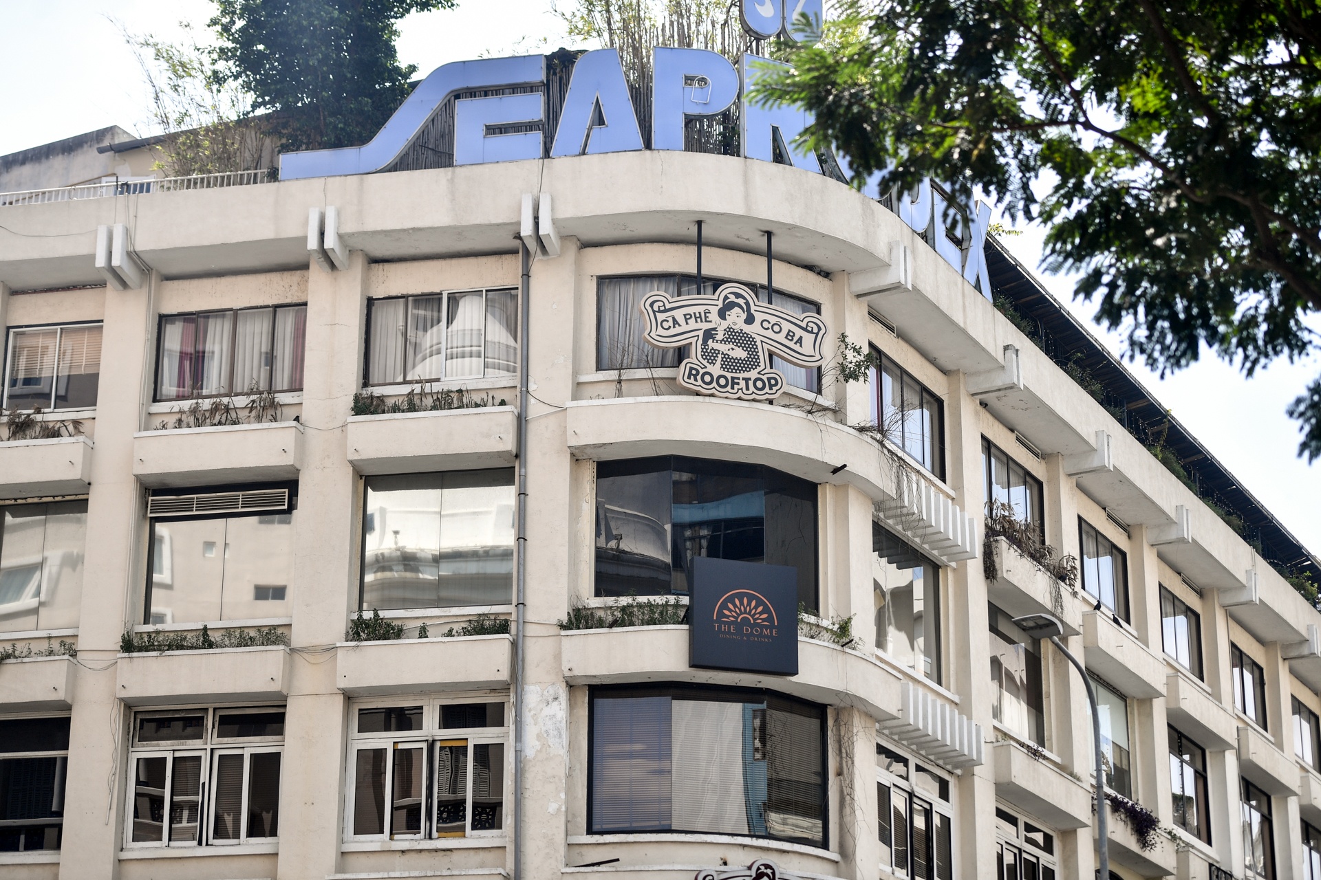 chay quan ca phe tren duong Dong Khoi anh 6