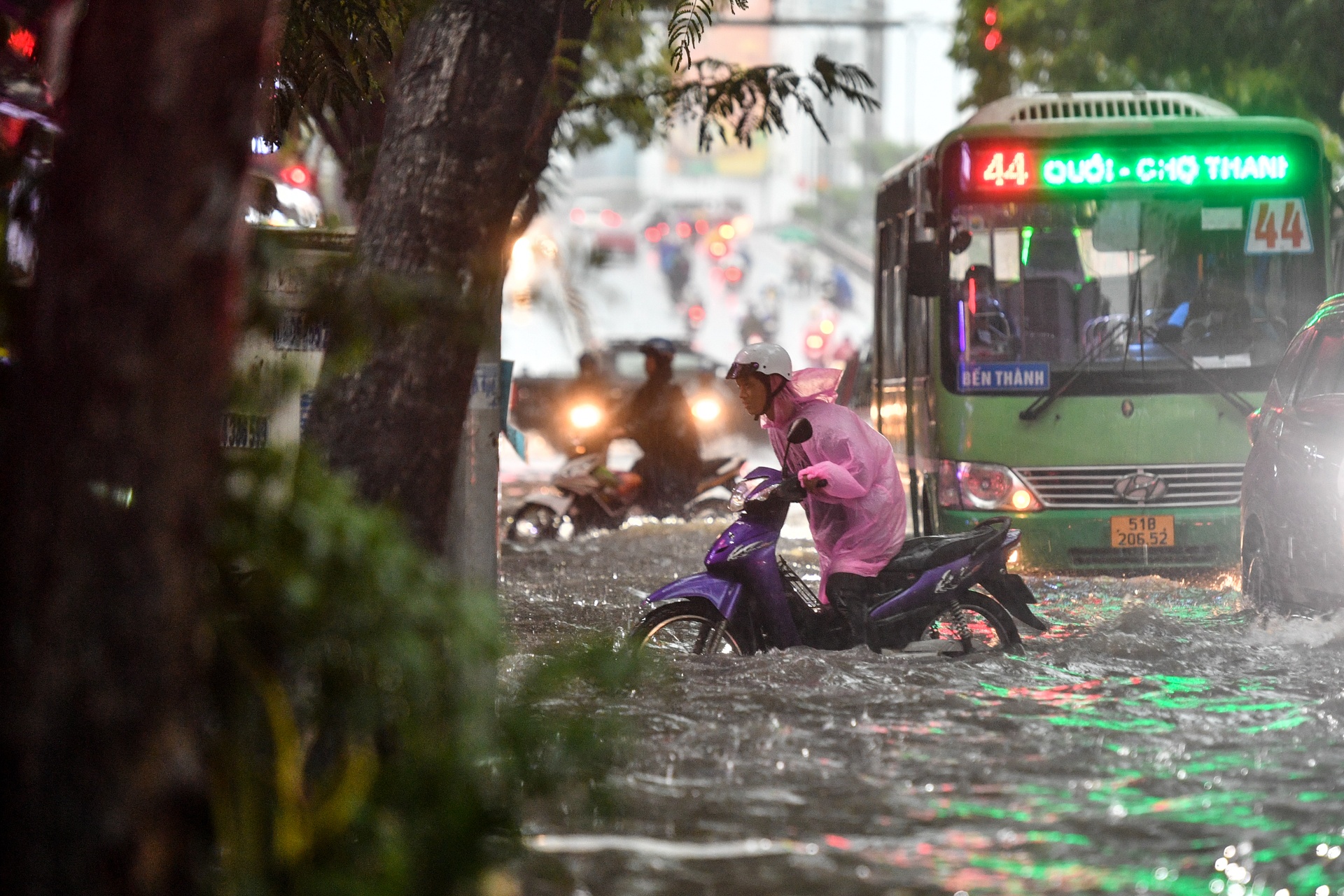 Quan 1 ngap sau sau mua lon anh 1