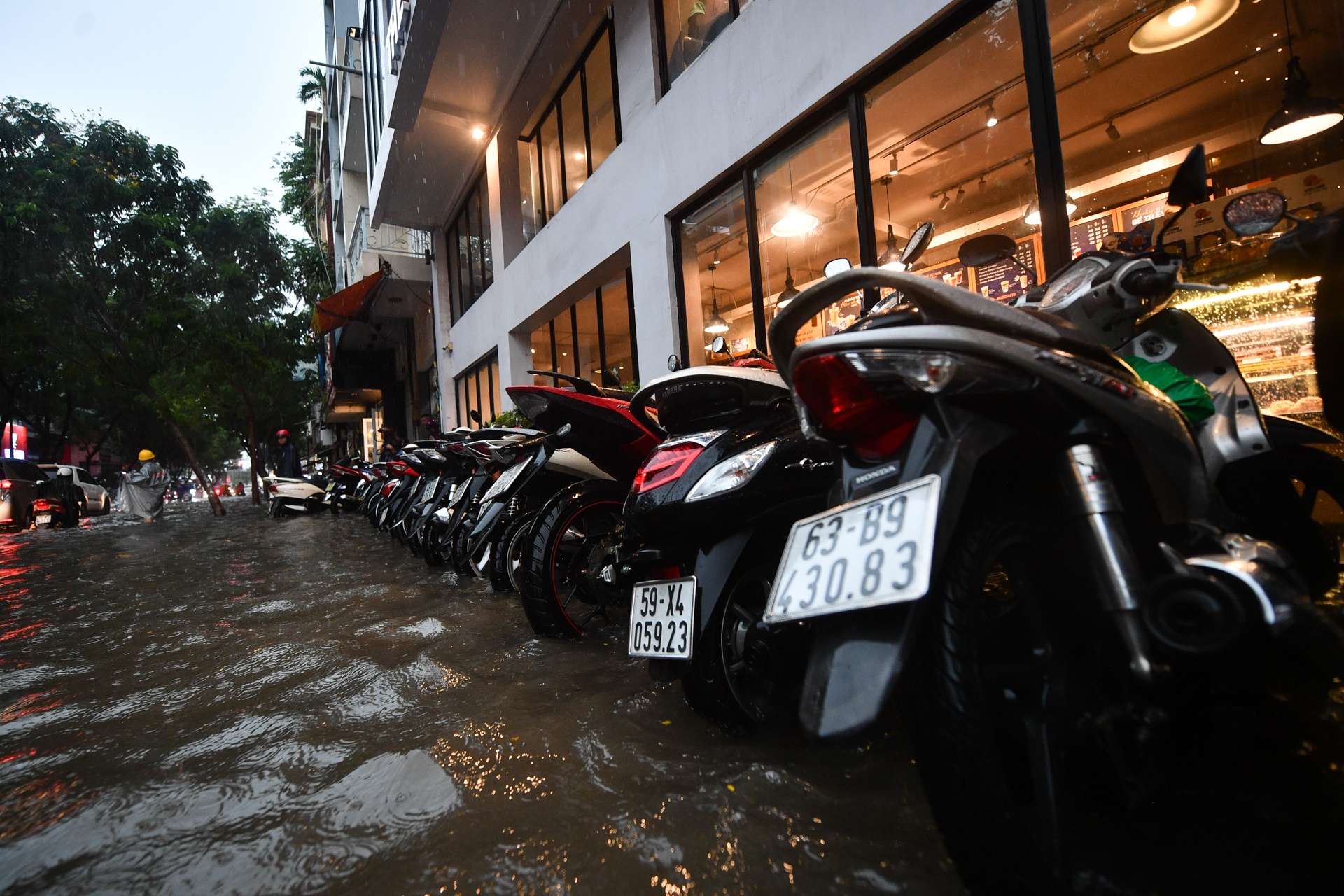 Quan 1 ngap sau sau mua lon anh 5