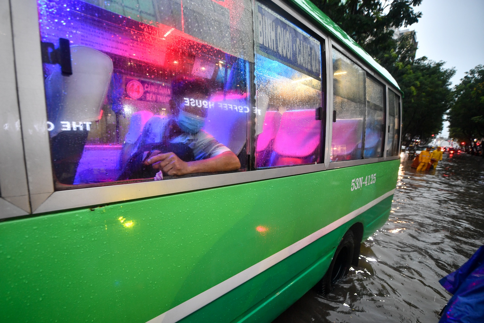 Quan 1 ngap sau sau mua lon anh 8