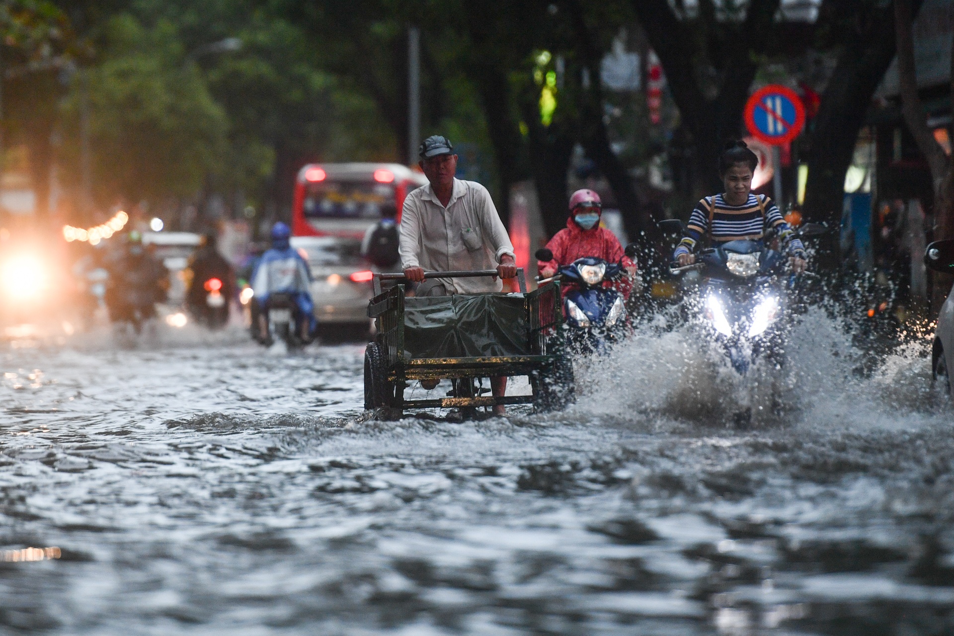 Quan 1 ngap sau sau mua lon anh 9