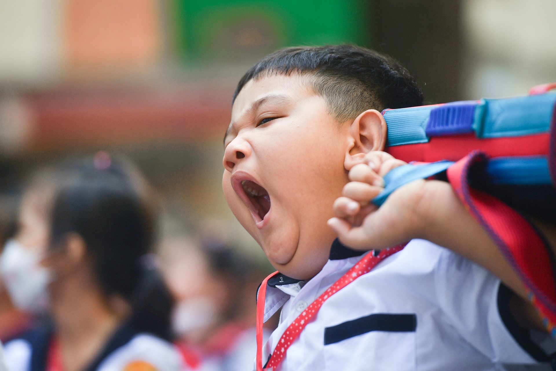 Tre lop 1 tai TP.HCM lan lon cam xuc trong ngay tuu truong dau tien hinh anh