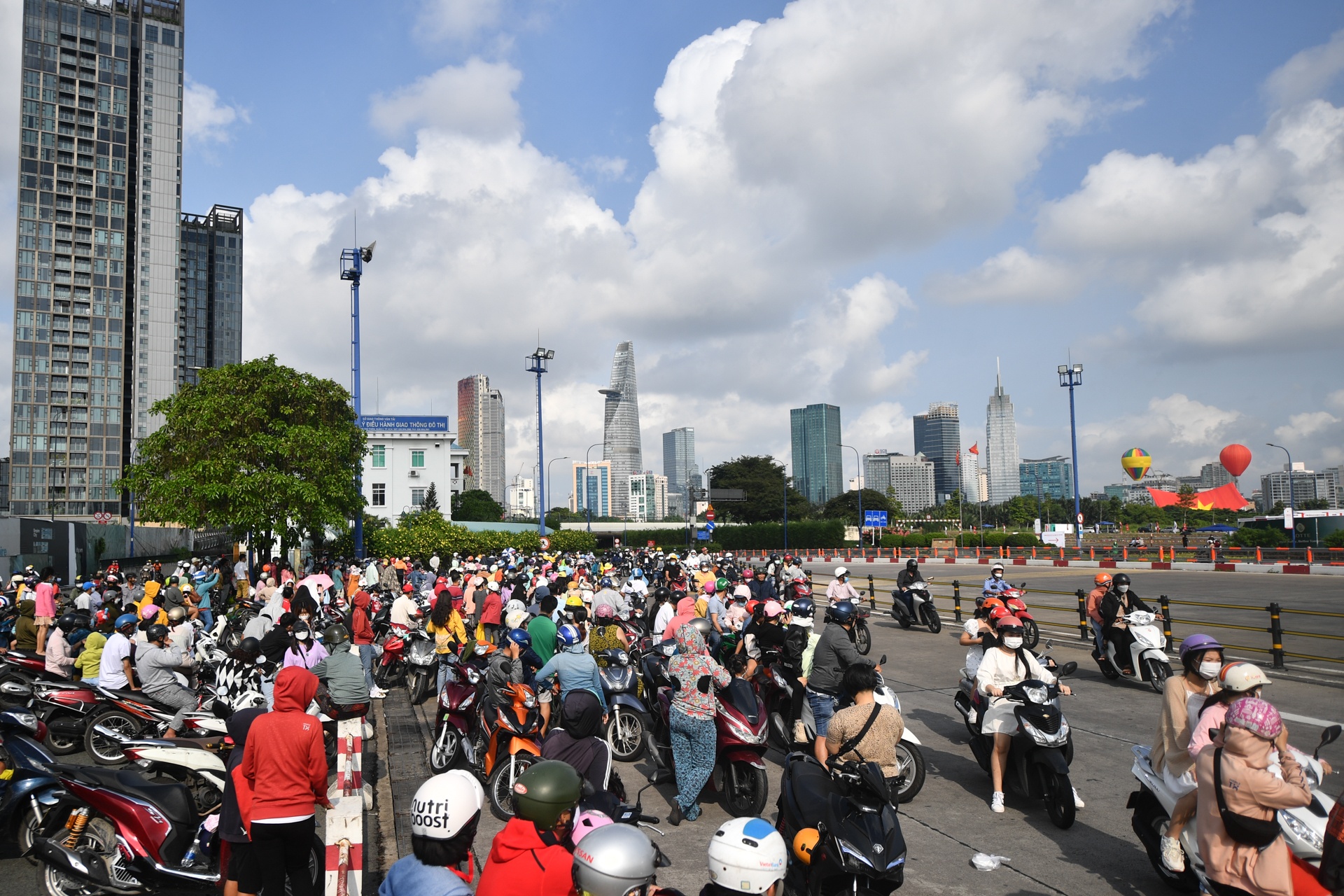 khinh khi cau,  quoc khanh,  TP.HCM anh 5