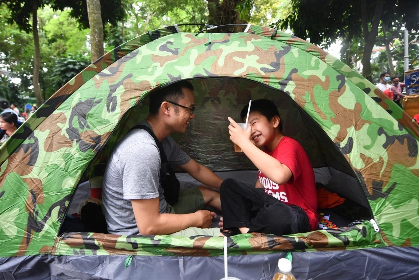 Thao Cam Vien thanh diem cam trai dong vui dip nghi le hinh anh