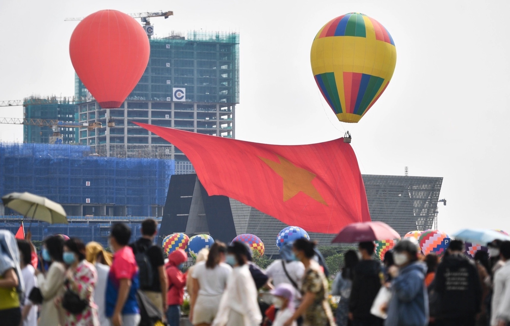 Nguoi dan TP.HCM dung kin bo song Sai Gon xem trinh dien khinh khi cau hinh anh