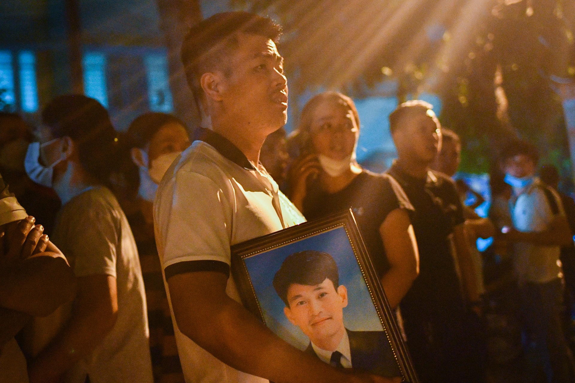 20 nguoi trong gia dinh di don mot thi the trong vu chay quan karaoke hinh anh