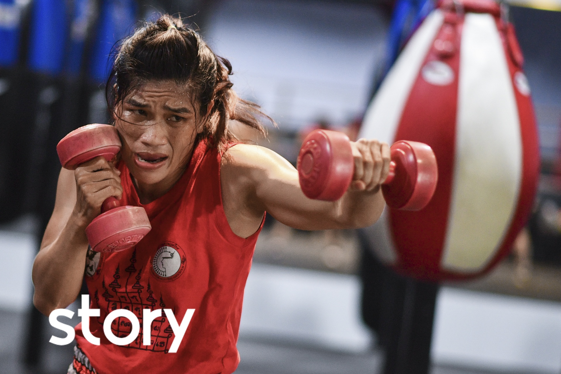 Nu vo si 'danh dam' 6 gio moi ngay de dau giai vo thuat tong hop hinh anh