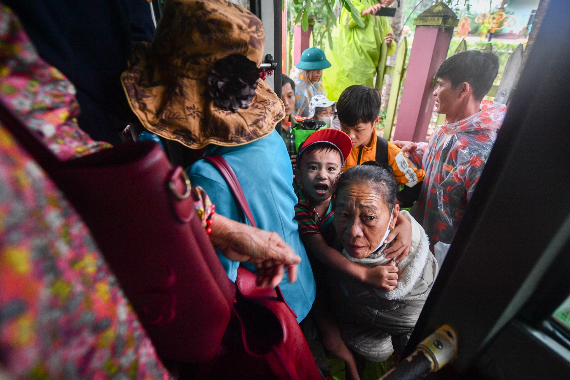 Hang chuc nghin nguoi dan om tu trang di tan, tranh sieu bao Noru hinh anh