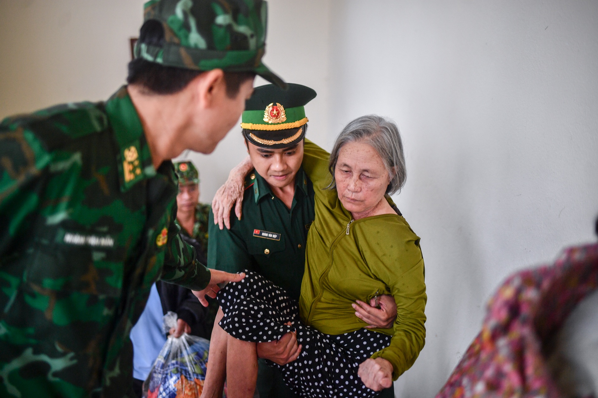 nguoi dan tranh bao Noru anh 7