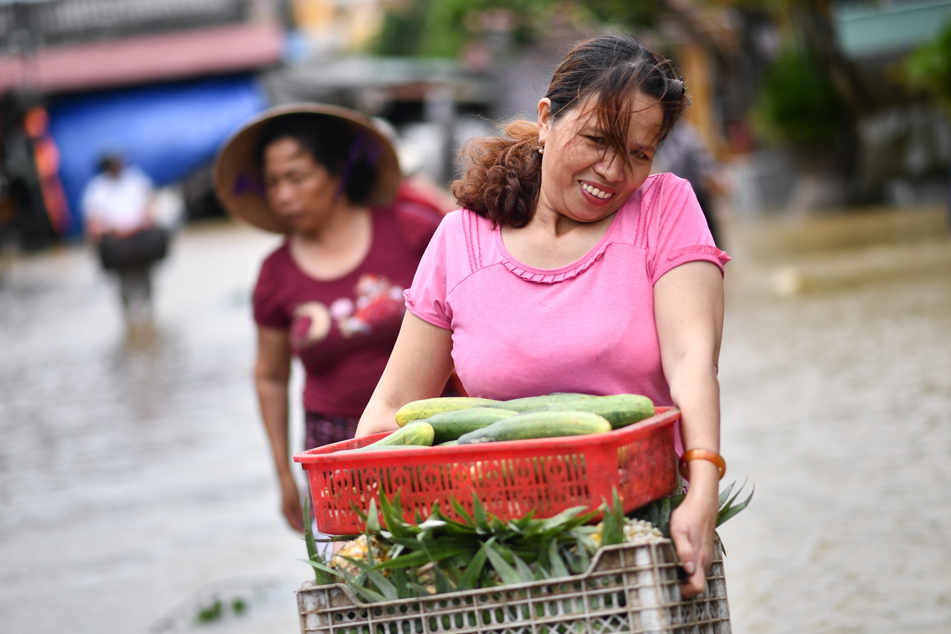 Chua kip hoan hon sau bao Noru, nguoi Hoi An lai tat bat chay lu hinh anh