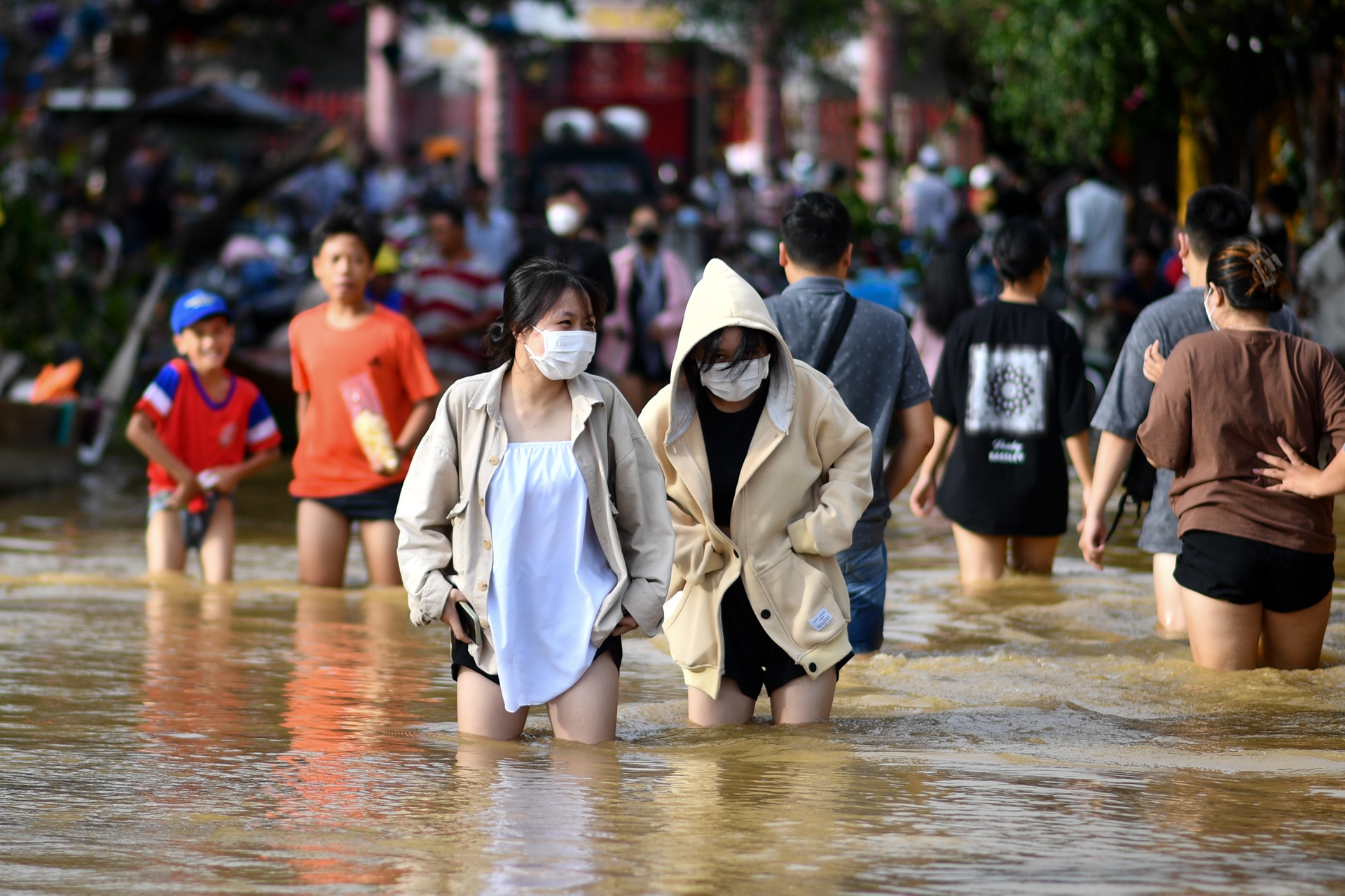 12 gio sau bao Noru, Hoi An lai nuom nuop khach hinh anh