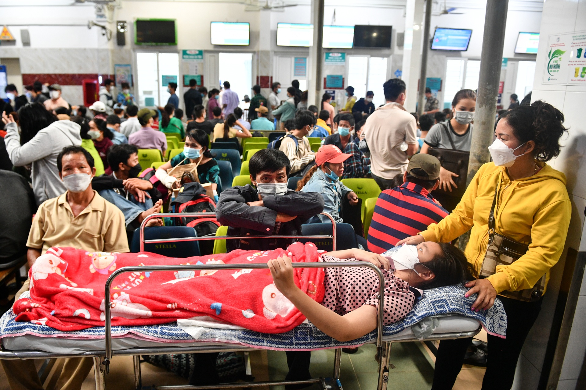 Benh vien tuyen cuoi tai TP.HCM chat hep, benh nhan chen chuc hinh anh