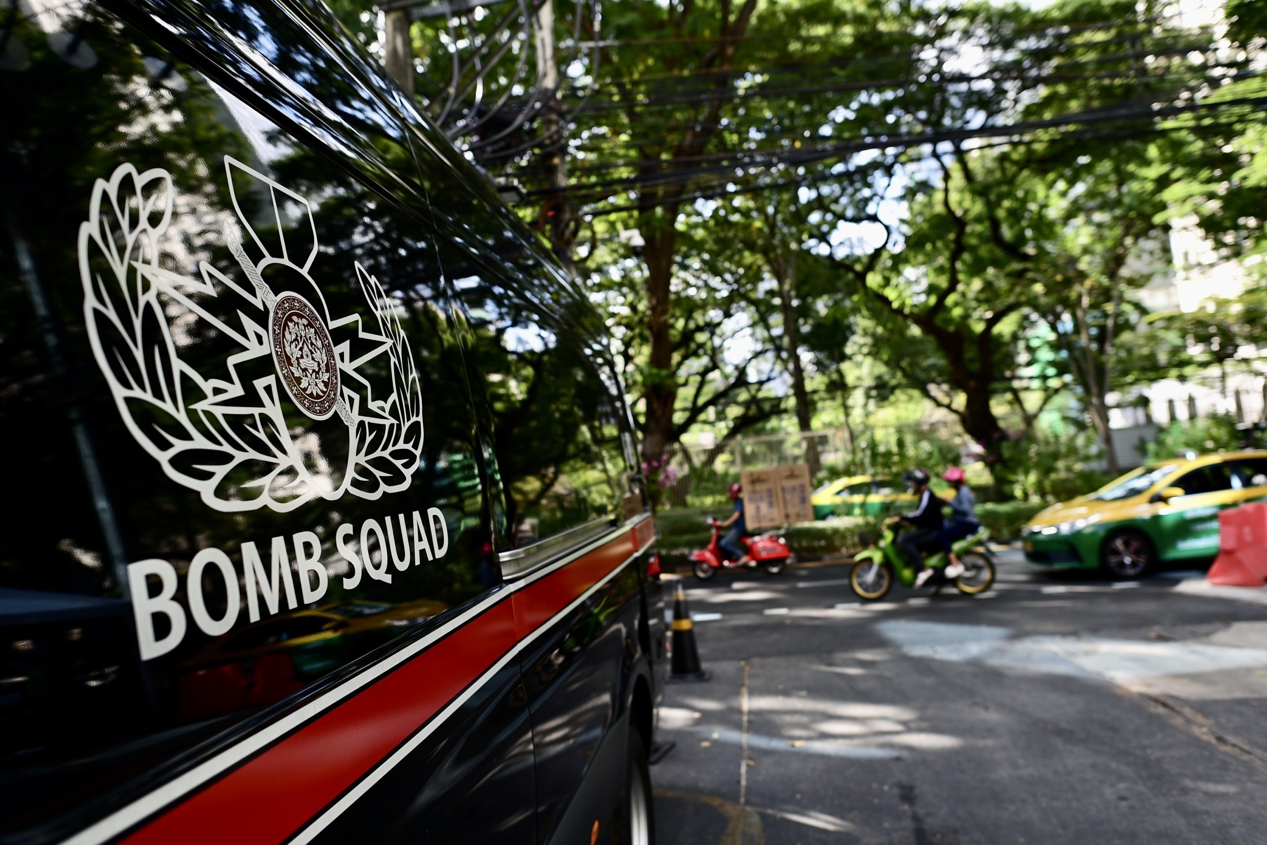 Zing tu Bangkok: Xe xu ly bom tren duong pho truoc hoi nghi APEC hinh anh