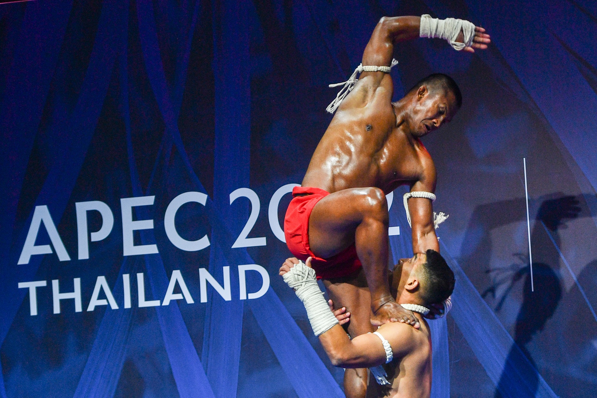 Zing tu Bangkok: ‘Thanh Muay’ Buakaw trinh dien tai APEC 2022 hinh anh