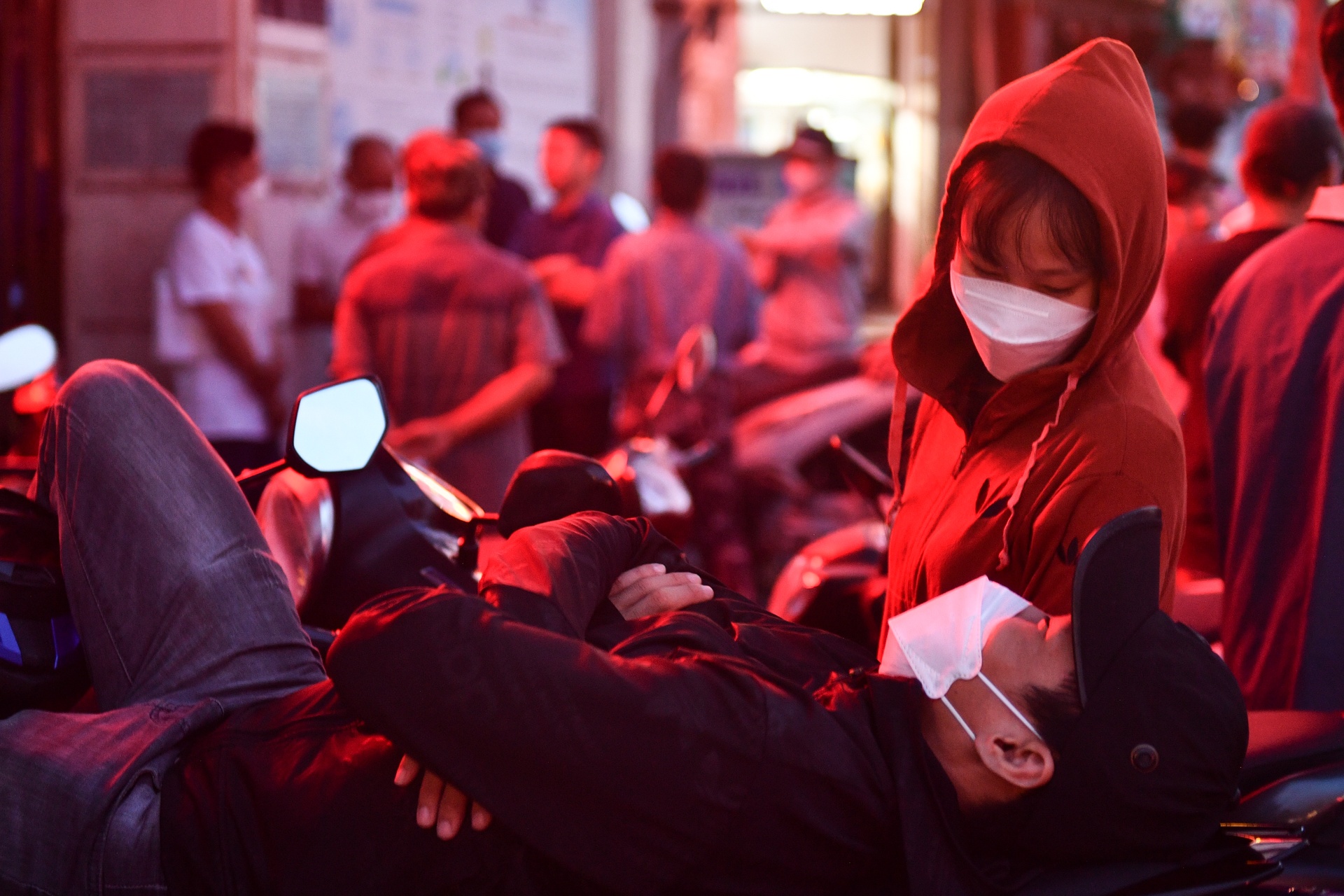 Canh suot dem de xep hang rut bao hiem xa hoi mot lan o TP.HCM hinh anh