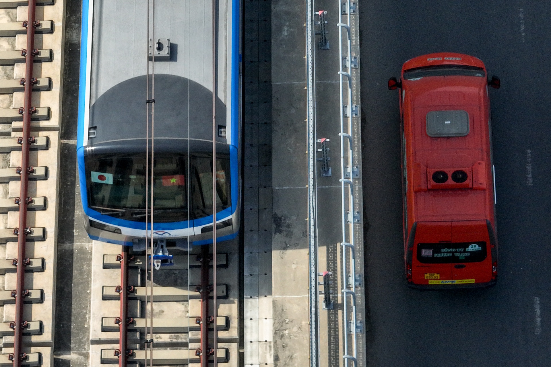 Hanh trinh hon 10 km chay thu tren cao cua tau metro so 1 hinh anh