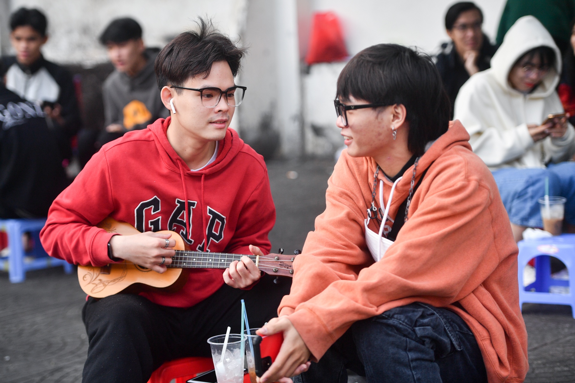 Gioi tre TP.HCM ngoi ca phe, di dao tan huong buoi sang 18 do C hinh anh