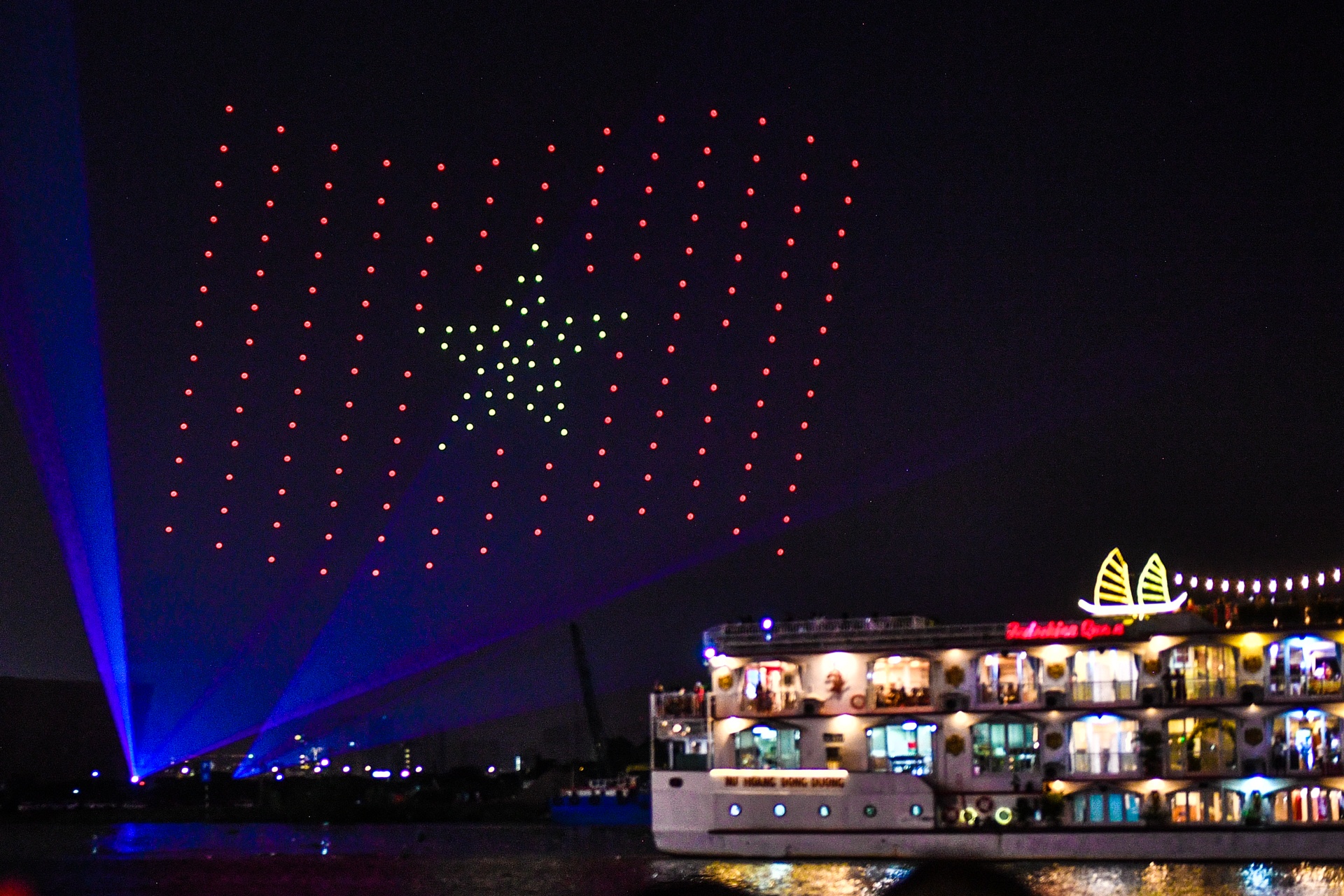 Nguoi dan TP.HCM ngam man trinh dien anh sang dem Giang sinh hinh anh