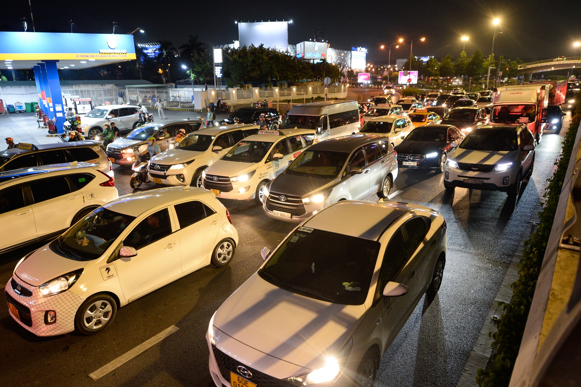 Cac tuyen duong quanh Tan Son Nhat ket xe ngay cuoi nam hinh anh