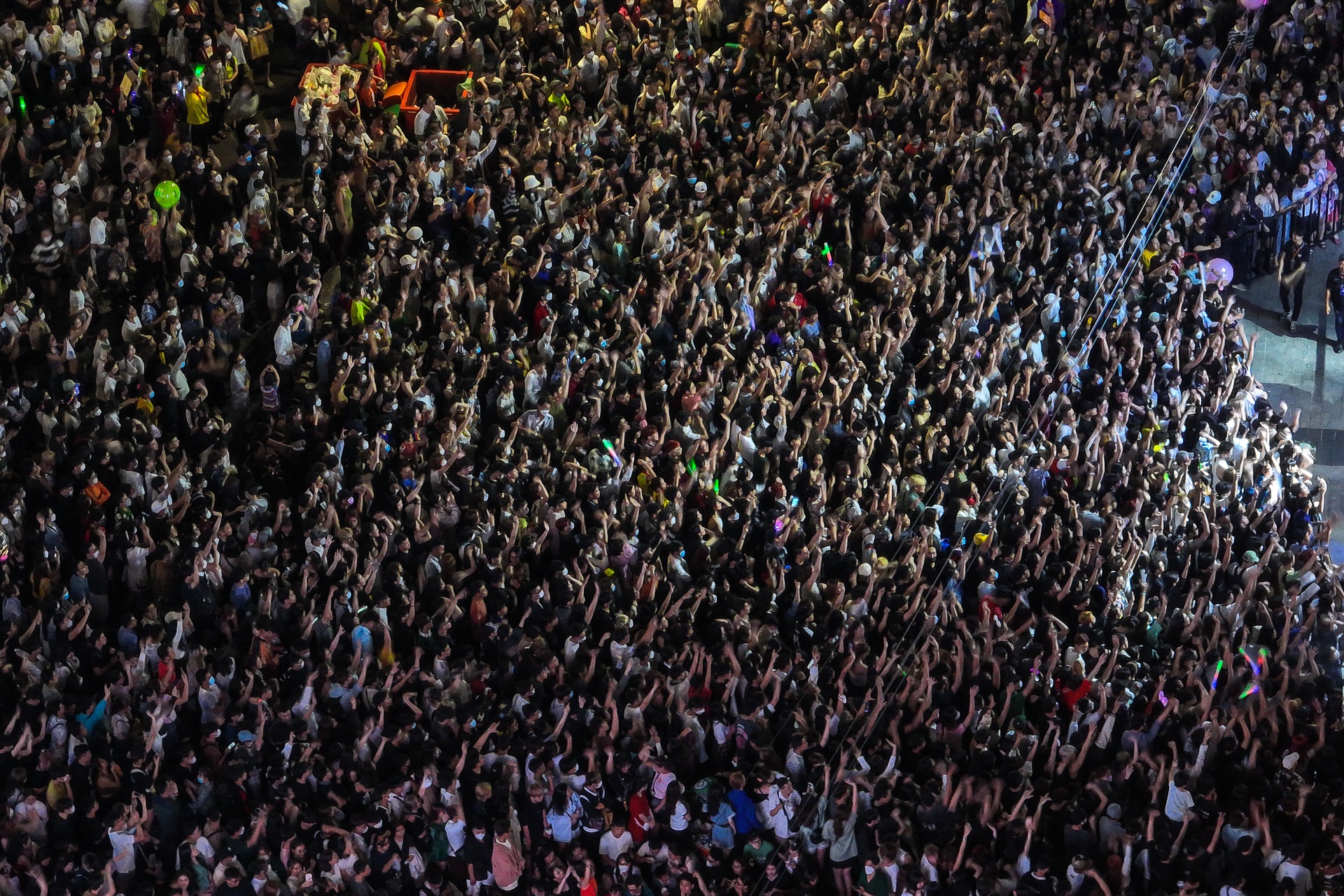 Bien nguoi o pho di bo Nguyen Hue cho don nam moi 2023 hinh anh