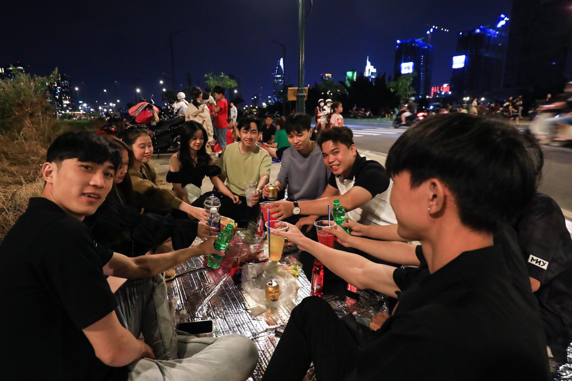 Nguoi dan trai bat 2 ben song Sai Gon cho xem phao hoa don nam moi hinh anh